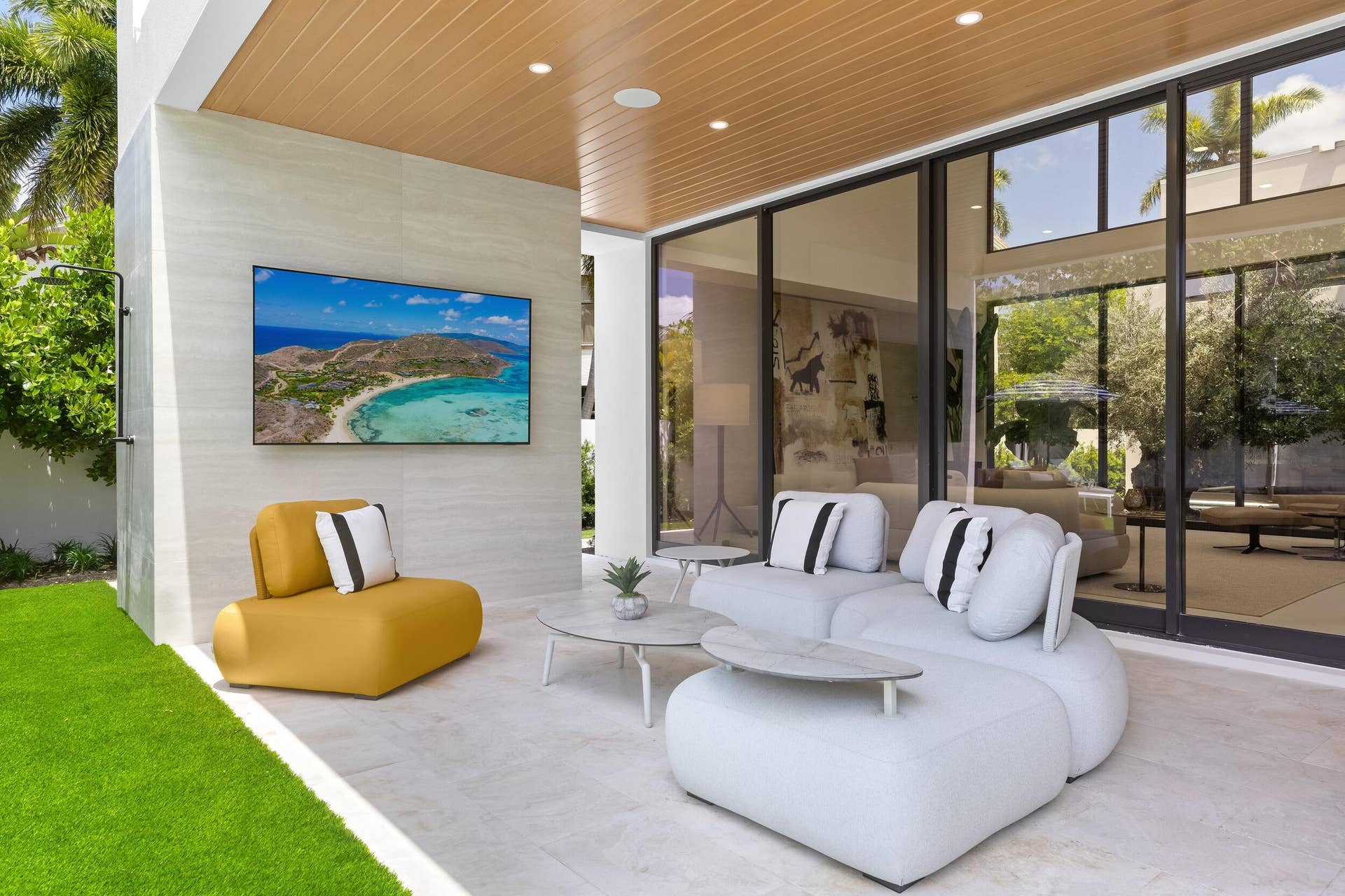 1351 Cocoanut Road, Boca Raton, FL 33432 COVERED PATIO LOUNGE