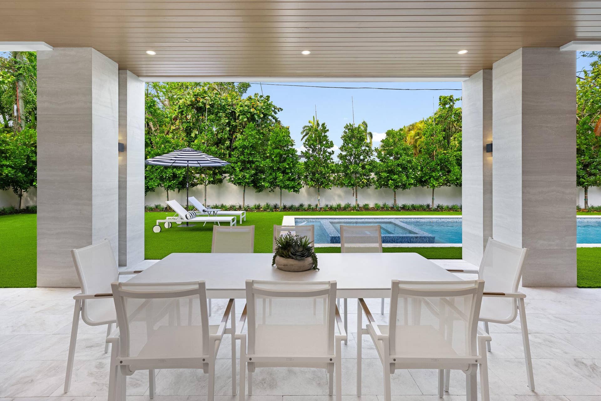 1351 Cocoanut Road, Boca Raton, FL 33432 COVERED PATIO / DINING