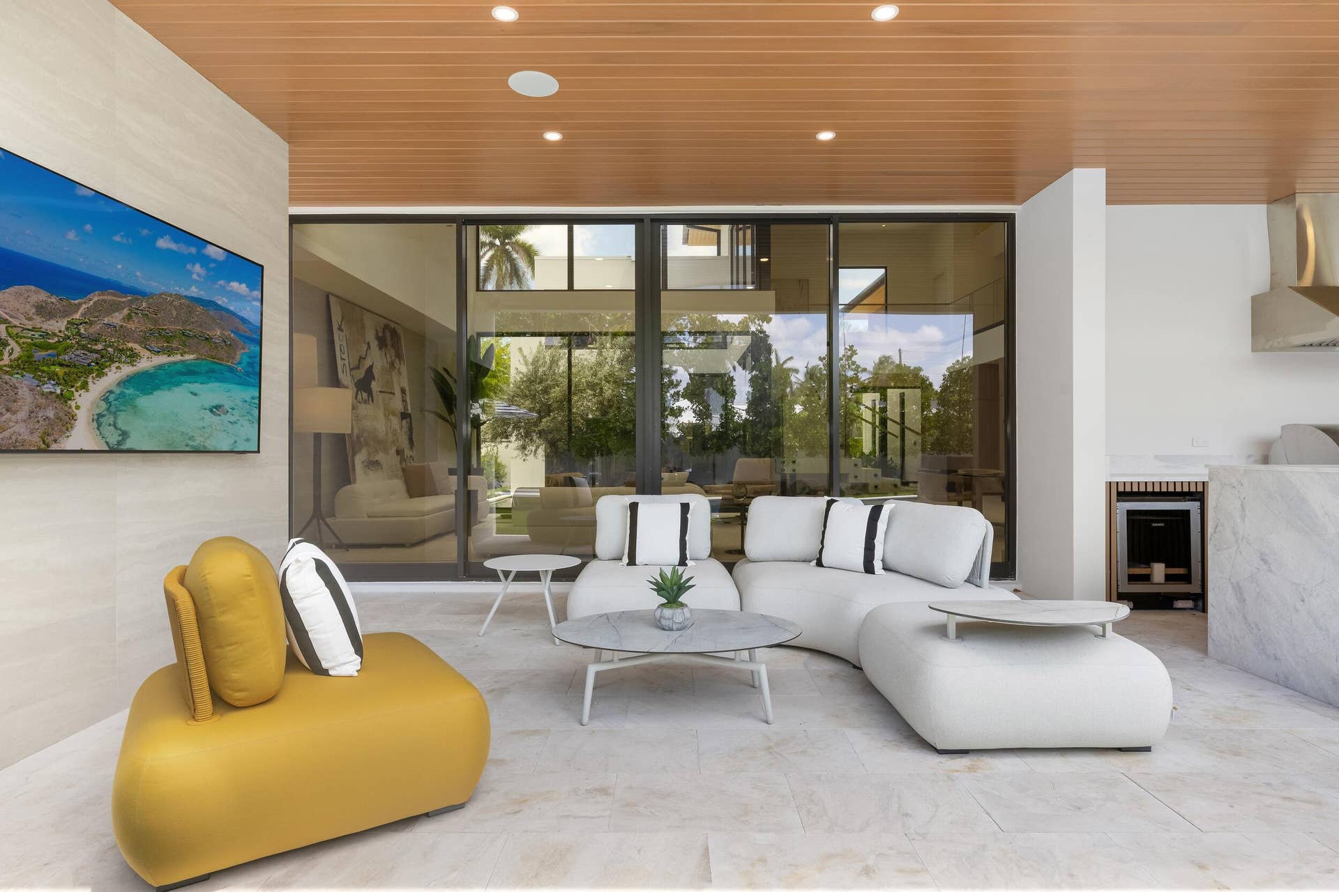 1351 Cocoanut Road, Boca Raton, FL 33432 COVERED PATIO LOUNGE