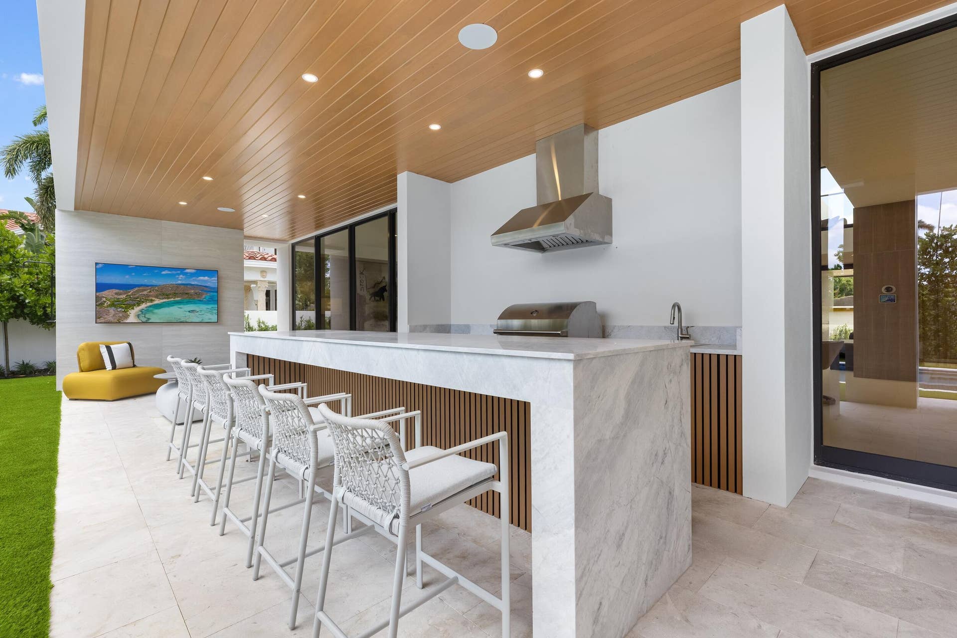 1351 Cocoanut Road, Boca Raton, FL 33432 SUMMER KITCHEN / BAR