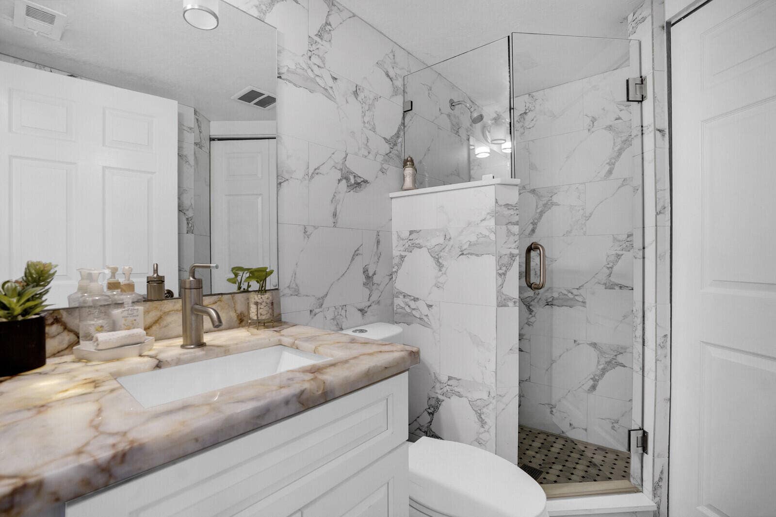 Bathroom/1st Floor