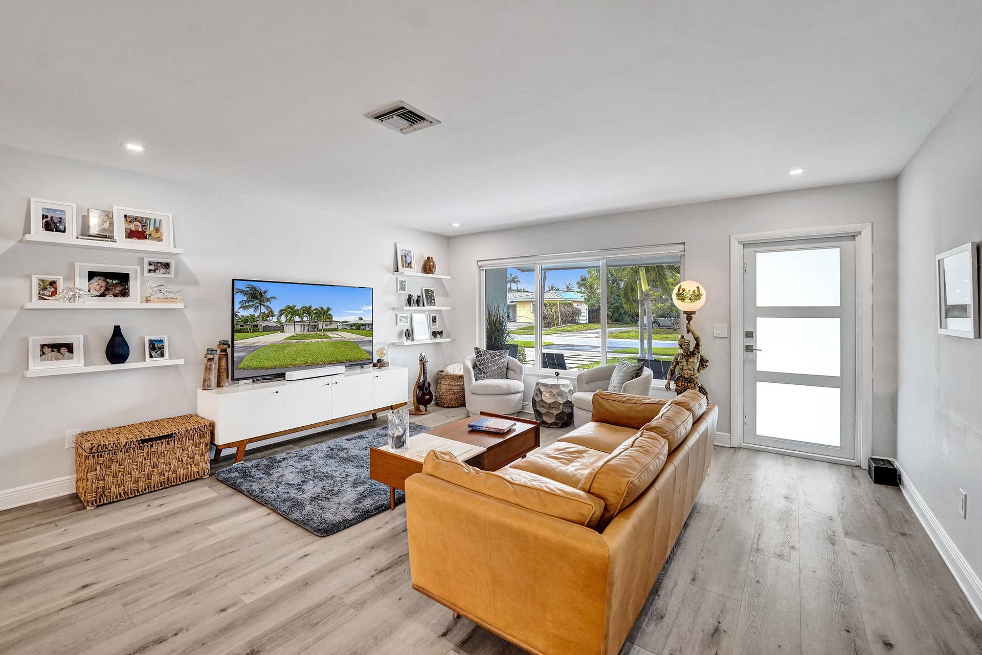 381 SE 3rd Street, Pompano Beach, FL 33060 Living Room