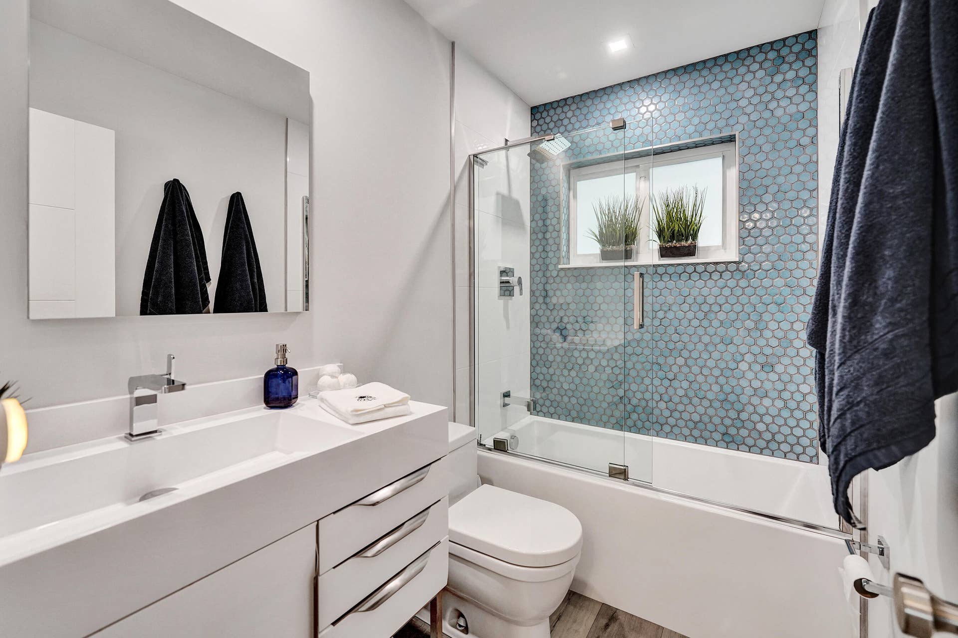 381 SE 3rd Street, Pompano Beach, FL 33060 Primary bathroom