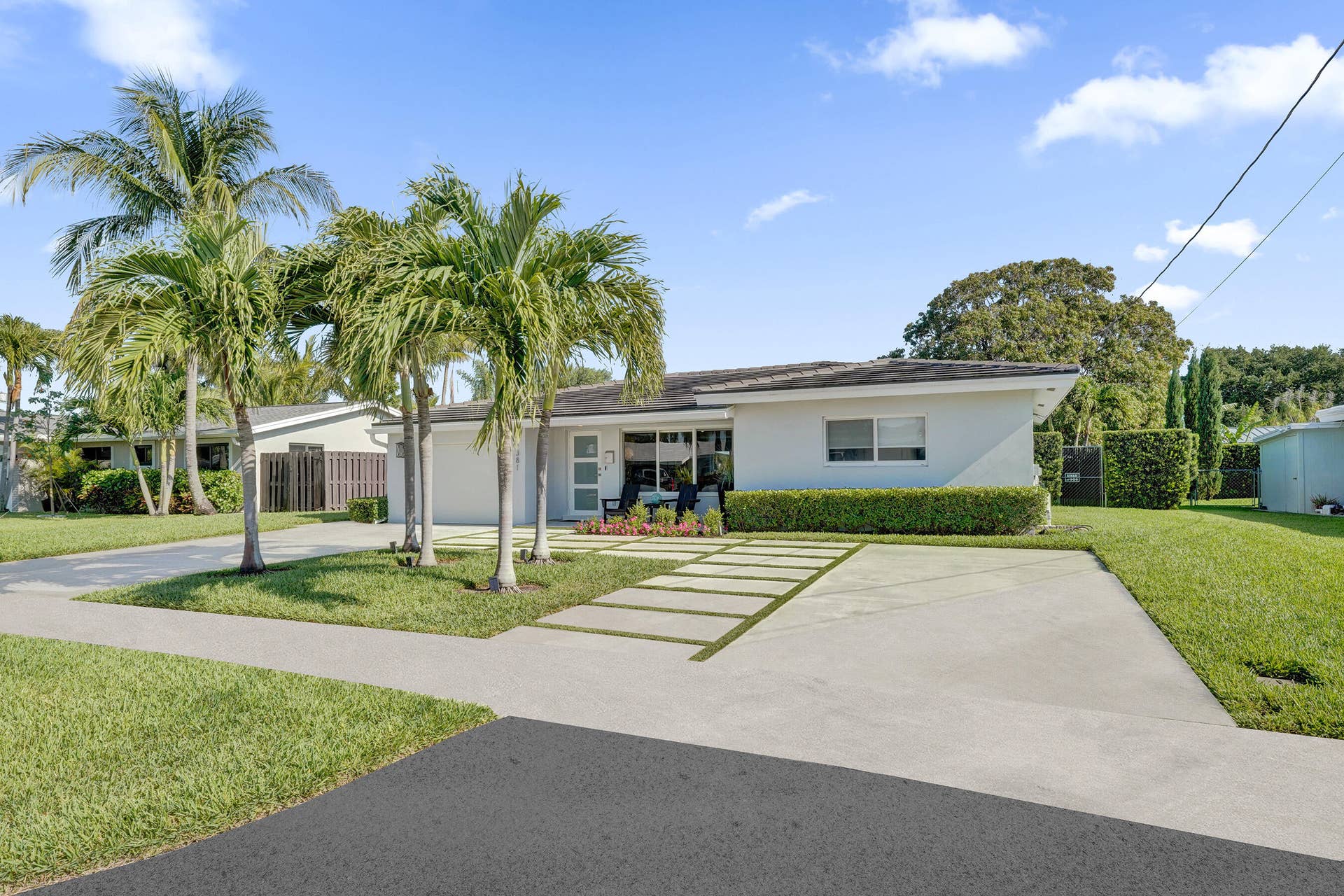 381 SE 3rd Street, Pompano Beach, FL 33060 Double driveway