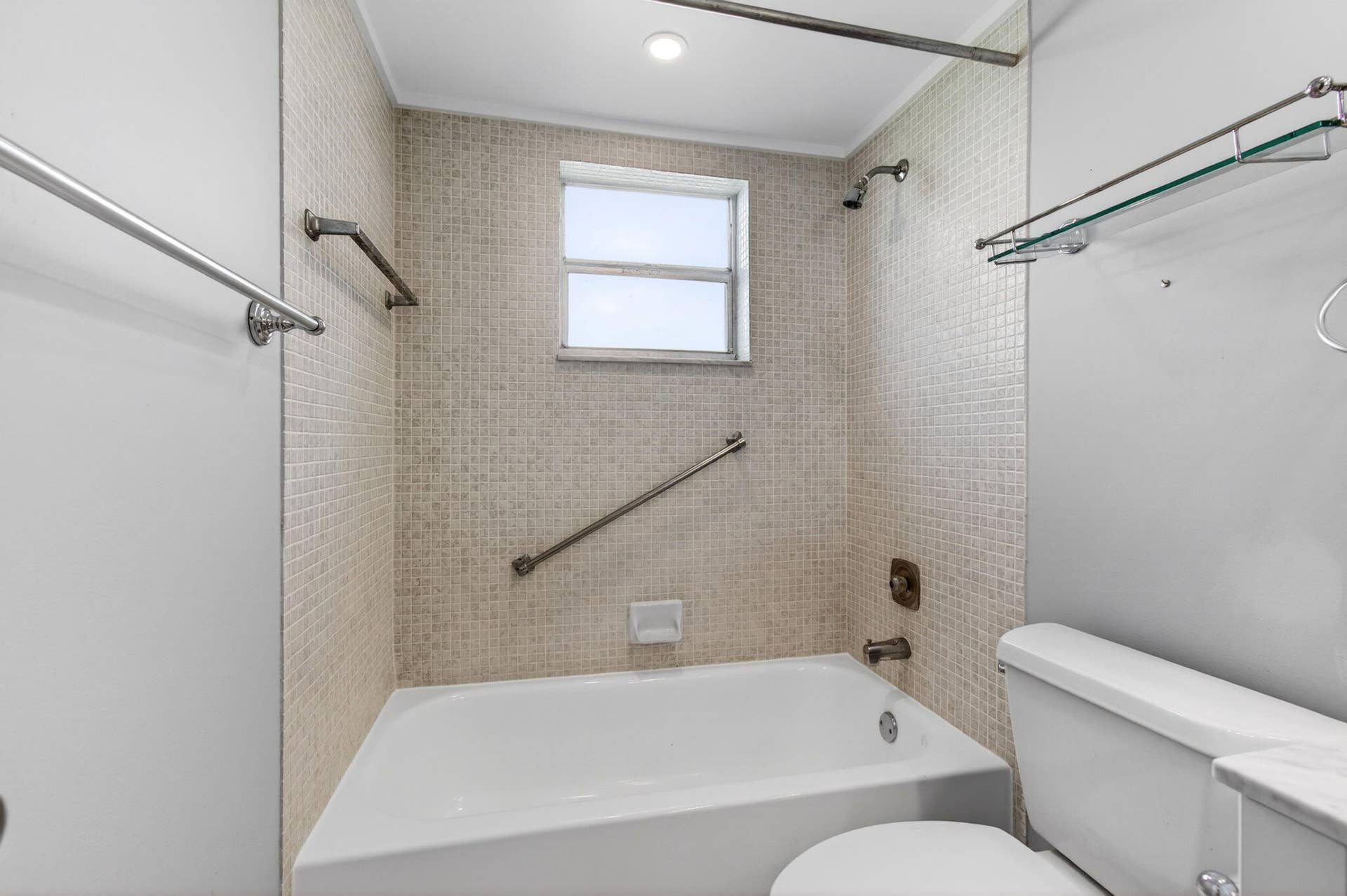 167 Normandy, #D, Delray Beach, FL 33484 Tub and Shower Combo
