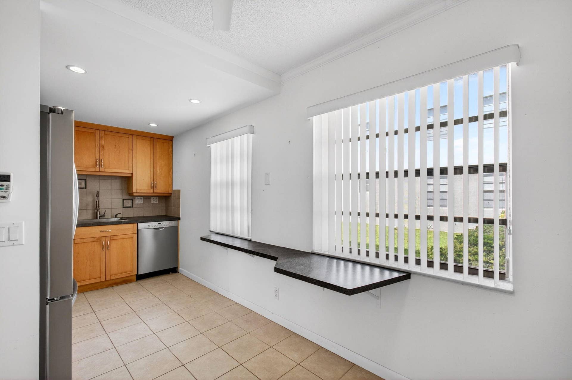 167 Normandy, #D, Delray Beach, FL 33484 Counter Seating Area with Extra Corner Side Windows