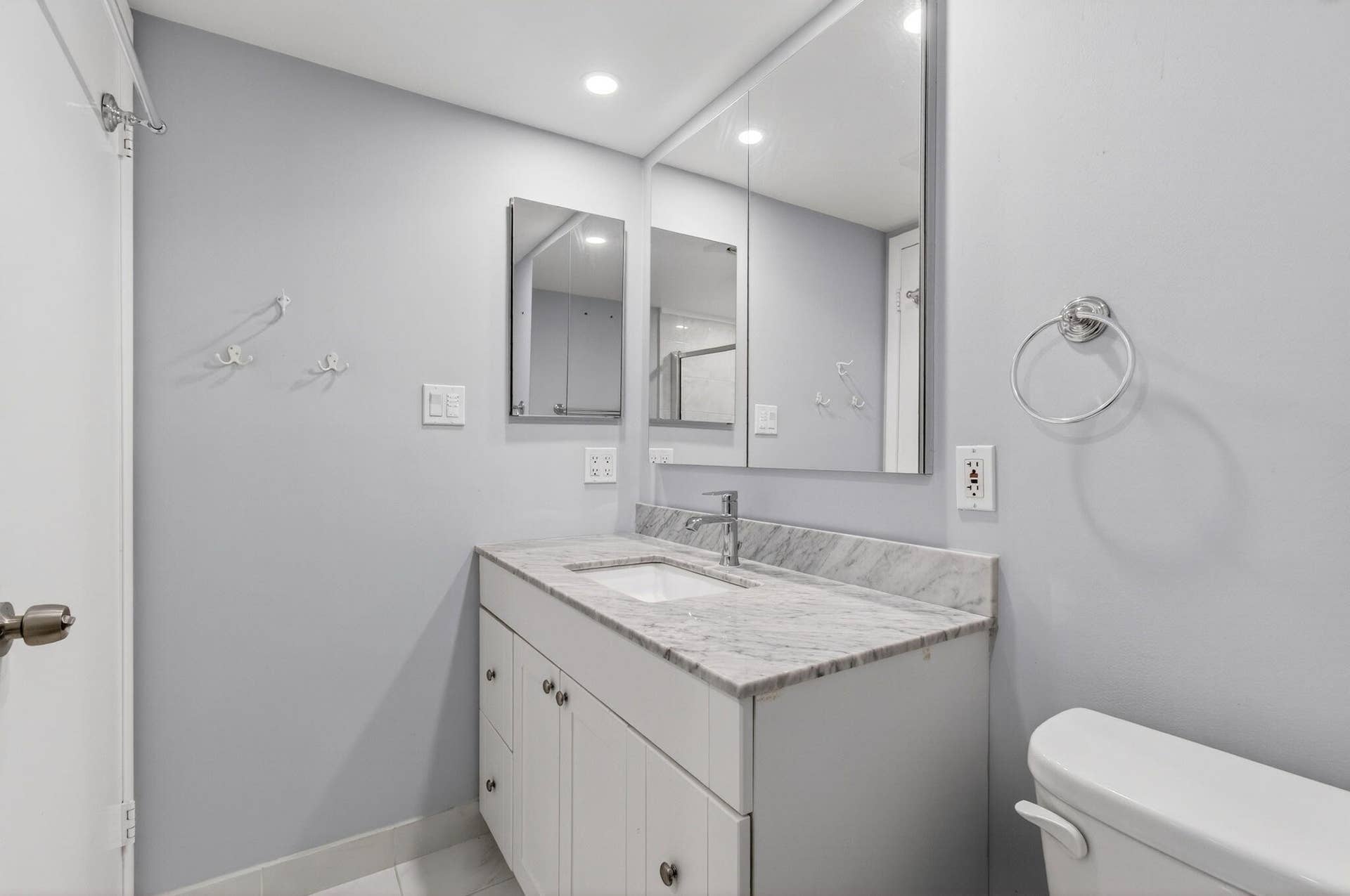 167 Normandy, #D, Delray Beach, FL 33484 Beautiful Vanity and Mirrors