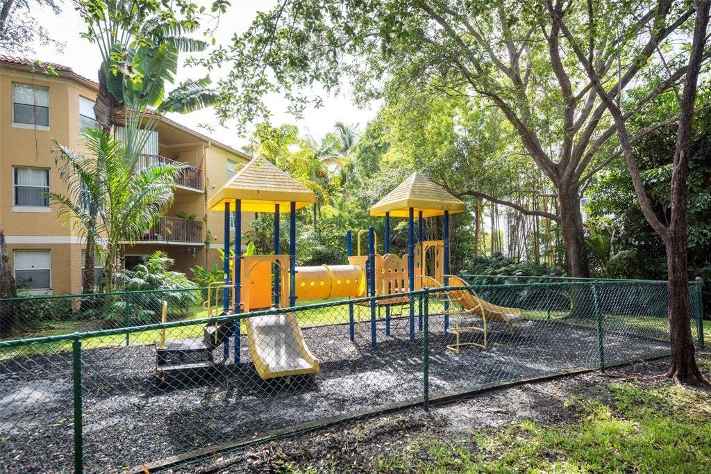741 N Pine Island Road, #303, Plantation, Plantation, FL 33324 tot lot