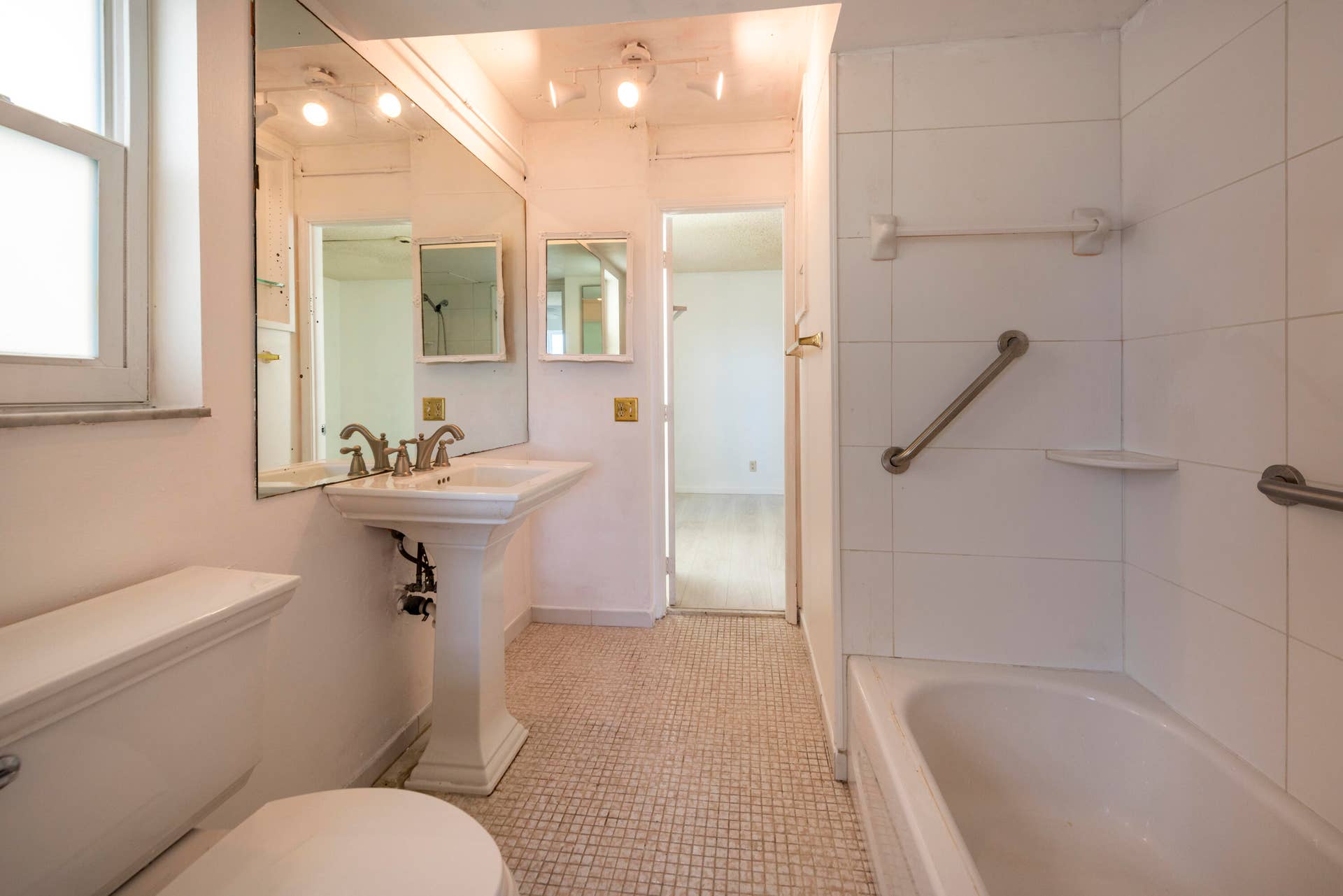 900 NE 18th Avenue, #408, Fort Lauderdale, FL 33304 Bathroom