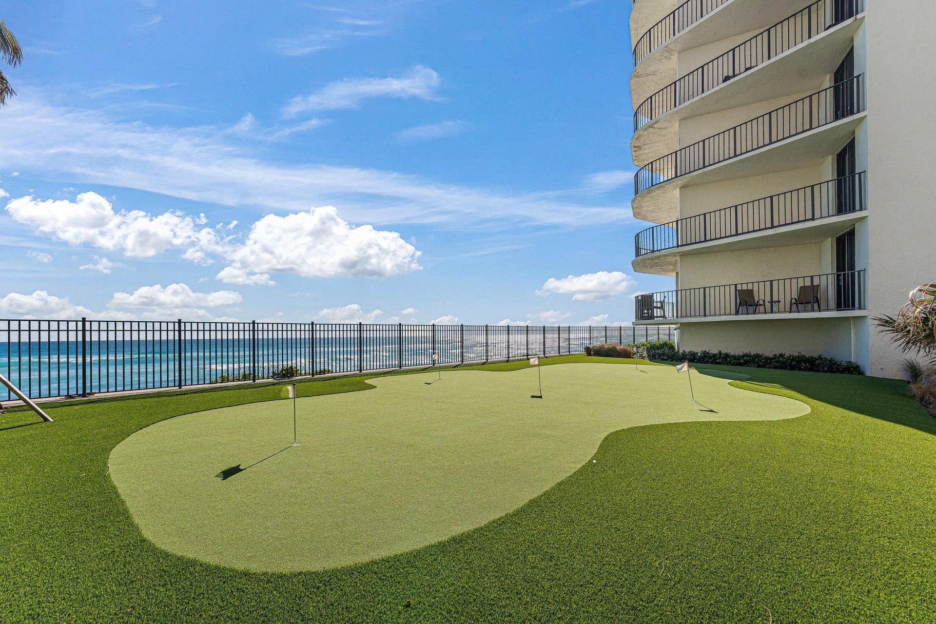 5420 N Ocean Drive, #1703, Singer Island, FL 33404 9 Putting Green