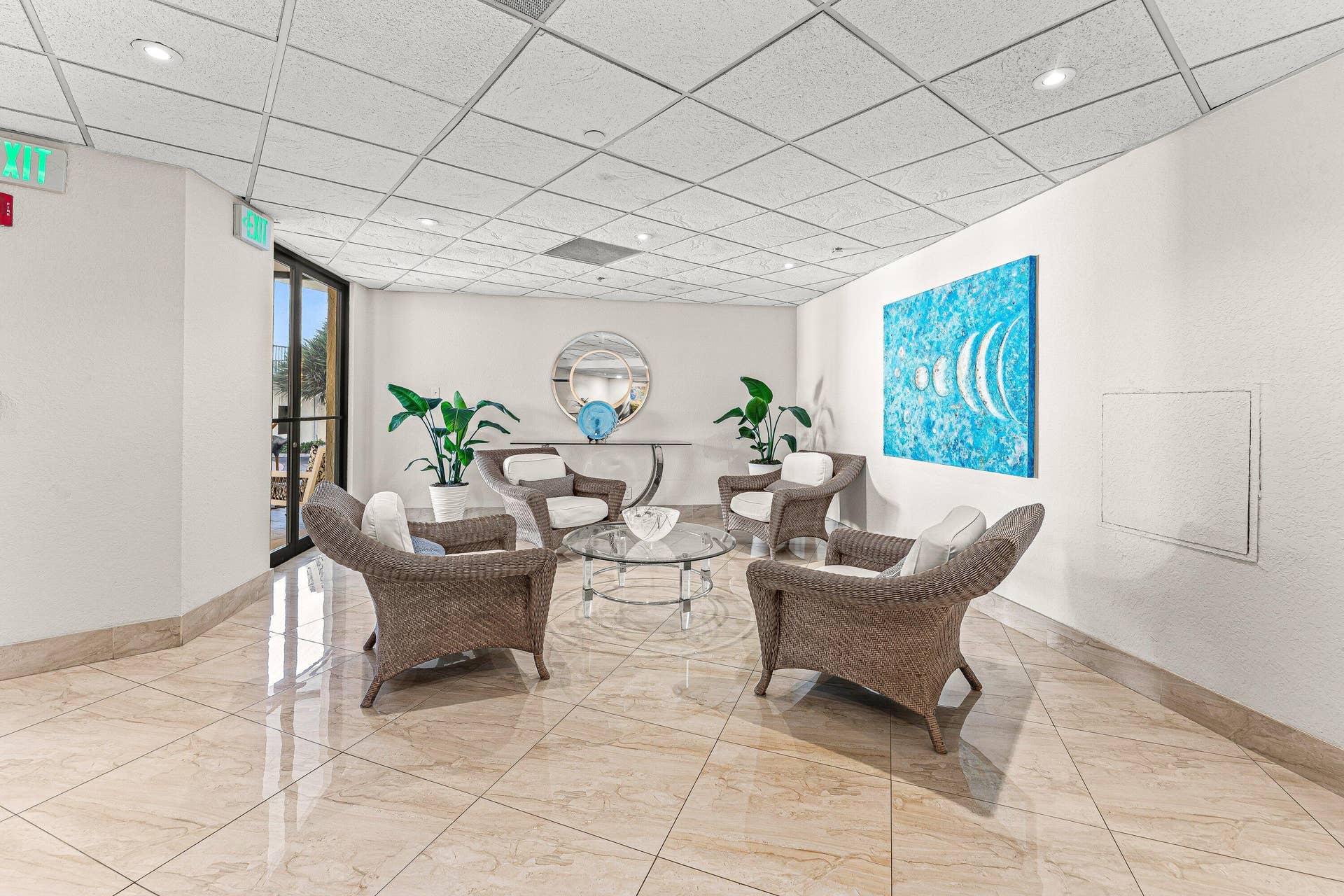 5420 N Ocean Drive, #1703, Singer Island, FL 33404 6 Public Sitting Area