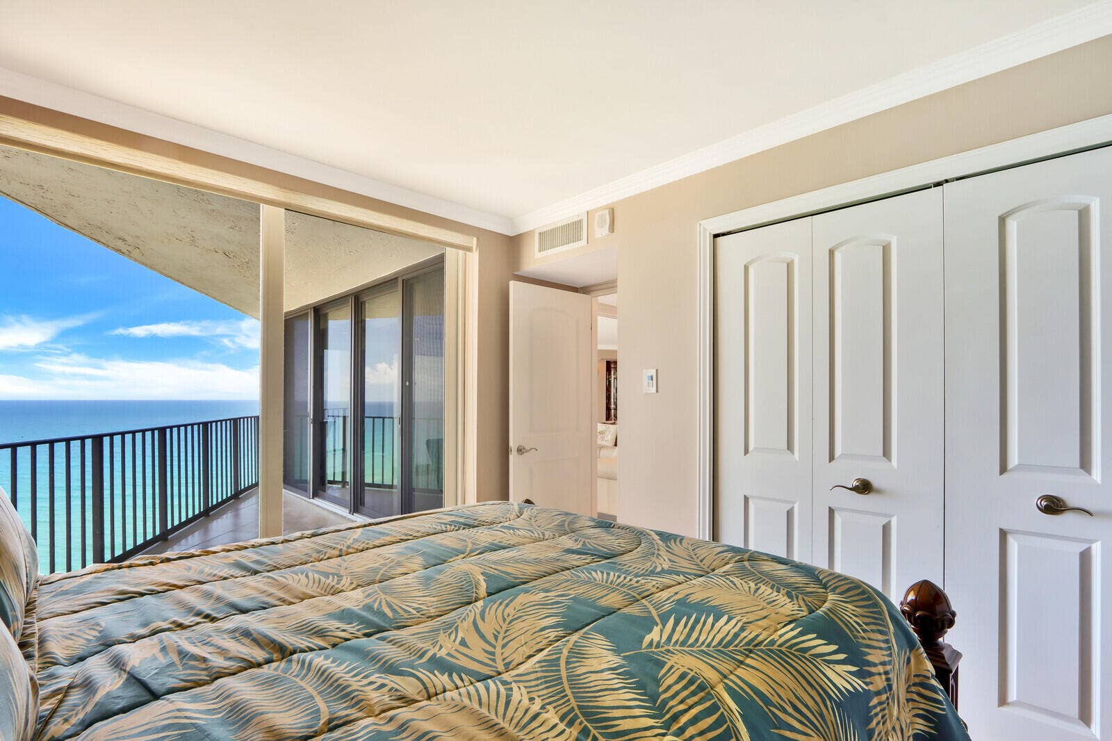 5420 N Ocean Drive, #1703, Singer Island, FL 33404 Guest Suite w Ocean View