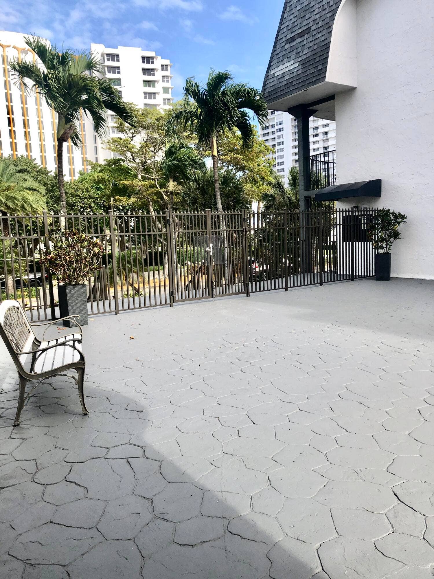 4013 N Ocean Drive N, #109, Lauderdale By The Sea, FL 33308 Building Courtyard Area