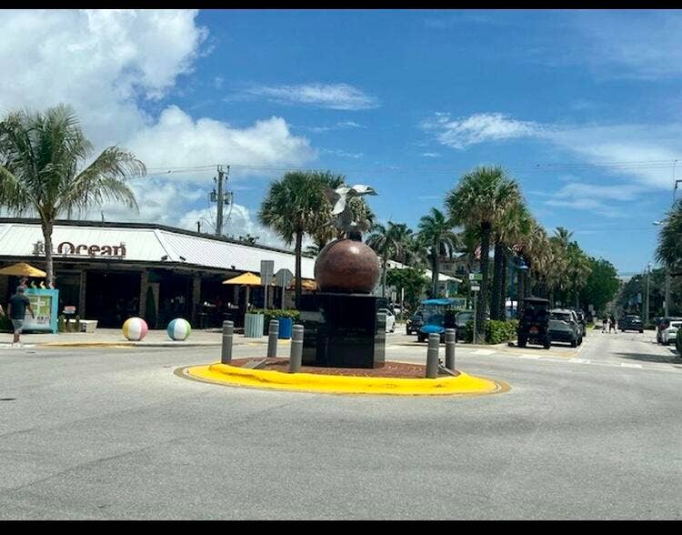 4013 N Ocean Drive N, #109, Lauderdale By The Sea, FL 33308 Shopping and Restaurants