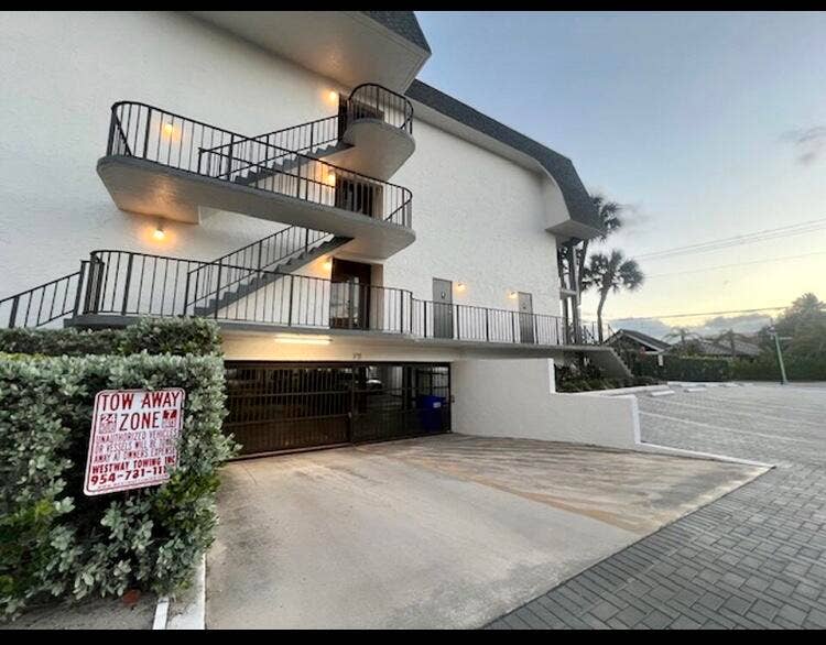 4013 N Ocean Drive N, #109, Lauderdale By The Sea, FL 33308 Building North Side and Garage Entry