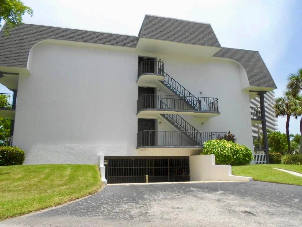 4013 N Ocean Drive N, #109, Lauderdale By The Sea, FL 33308 Building View South Side and Garage Entry