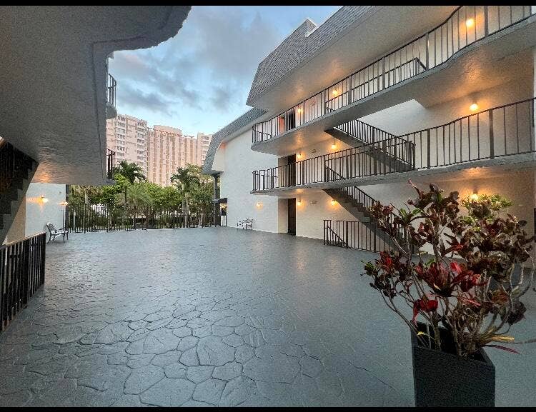 4013 N Ocean Drive N, #109, Lauderdale By The Sea, FL 33308 Court Yard Area