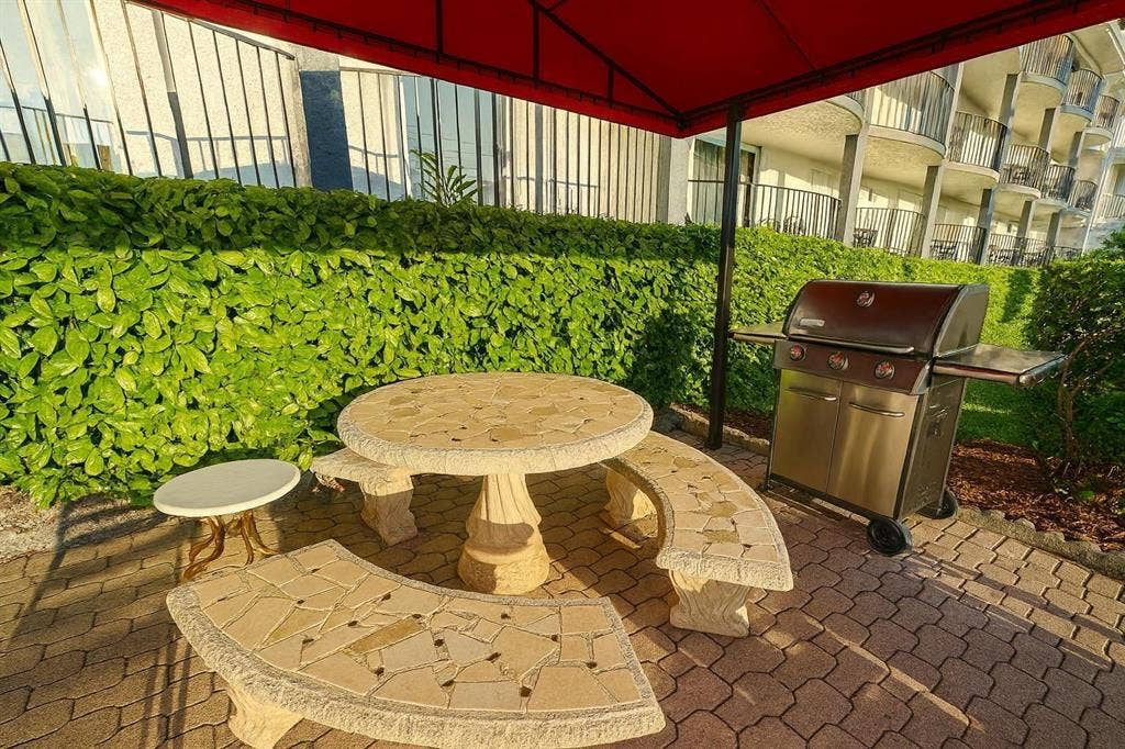 4013 N Ocean Drive N, #109, Lauderdale By The Sea, FL 33308 BBQ Grill Area