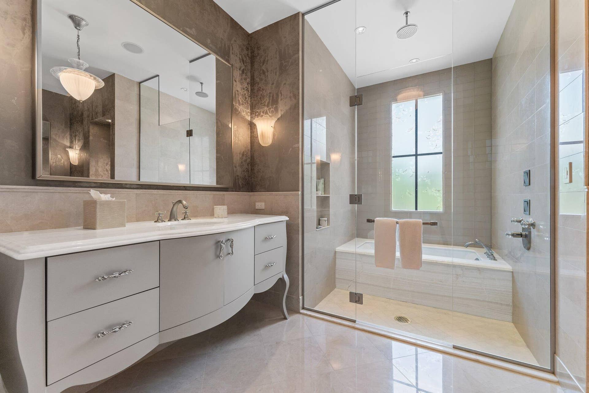 232 Bears Club Drive, Jupiter, FL 33477 2nd FL Guest Bath