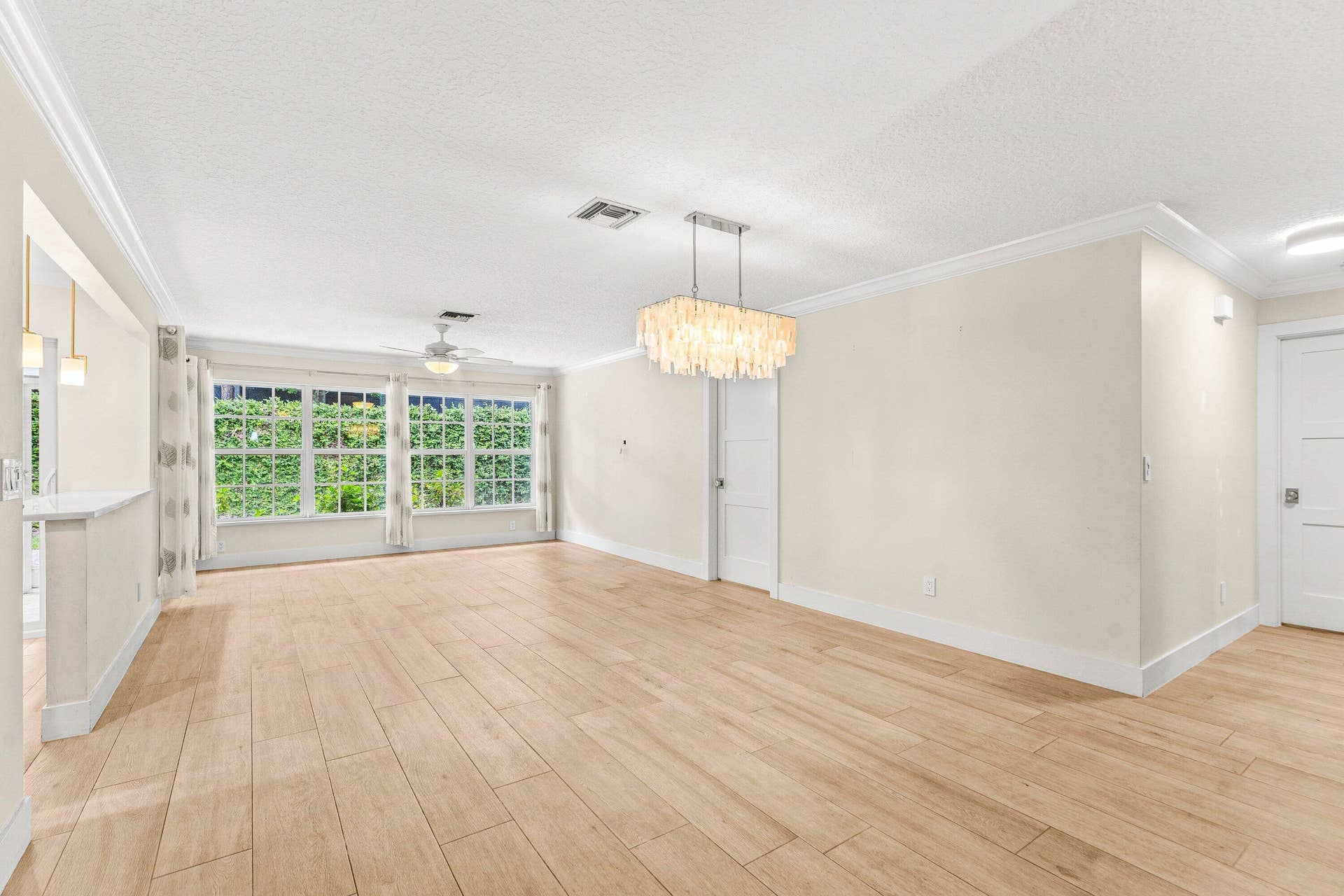 226 Moccasin Trail W, Jupiter, FL 33458 Living and Dining Area