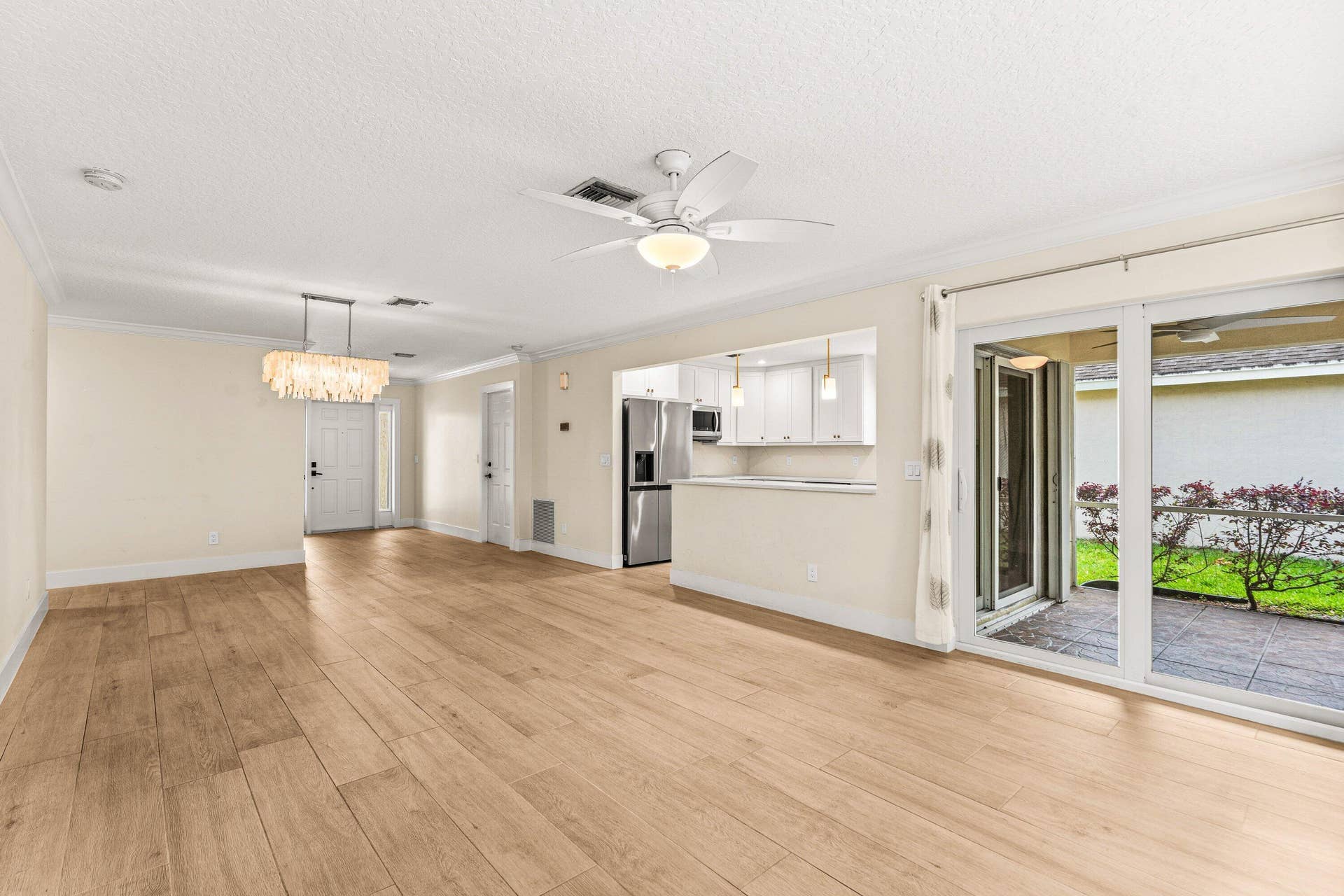 226 Moccasin Trail W, Jupiter, FL 33458 Living and Dining Area