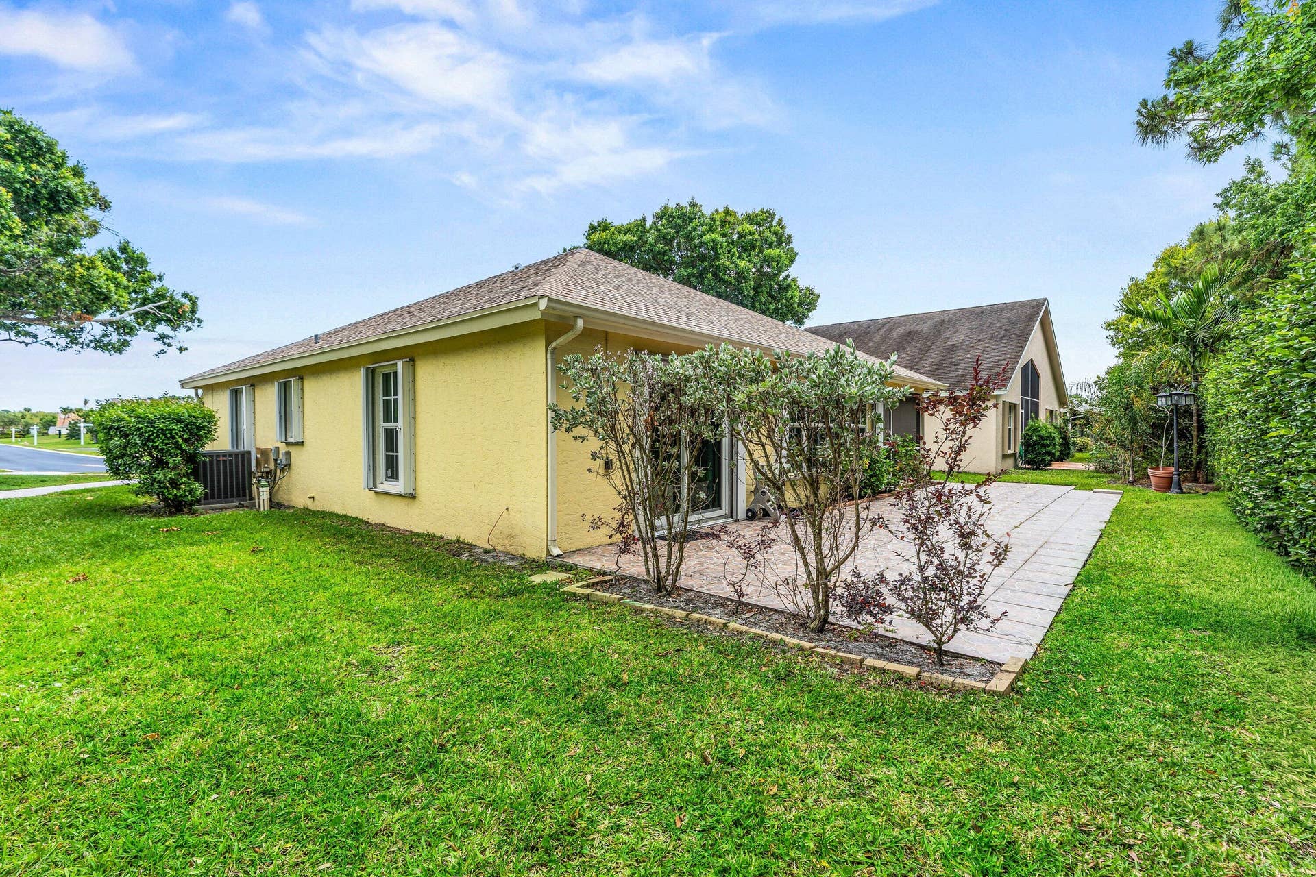 226 Moccasin Trail W, Jupiter, FL 33458 Side yard