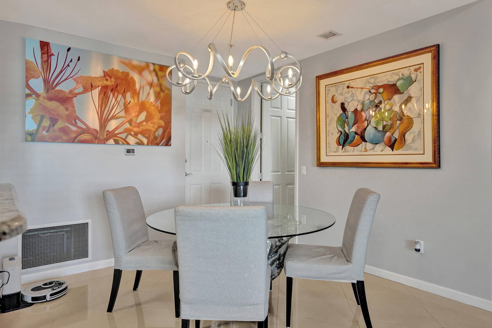 2625 NE 14th Avenue, #114, Wilton Manors, FL 33334 Dining area