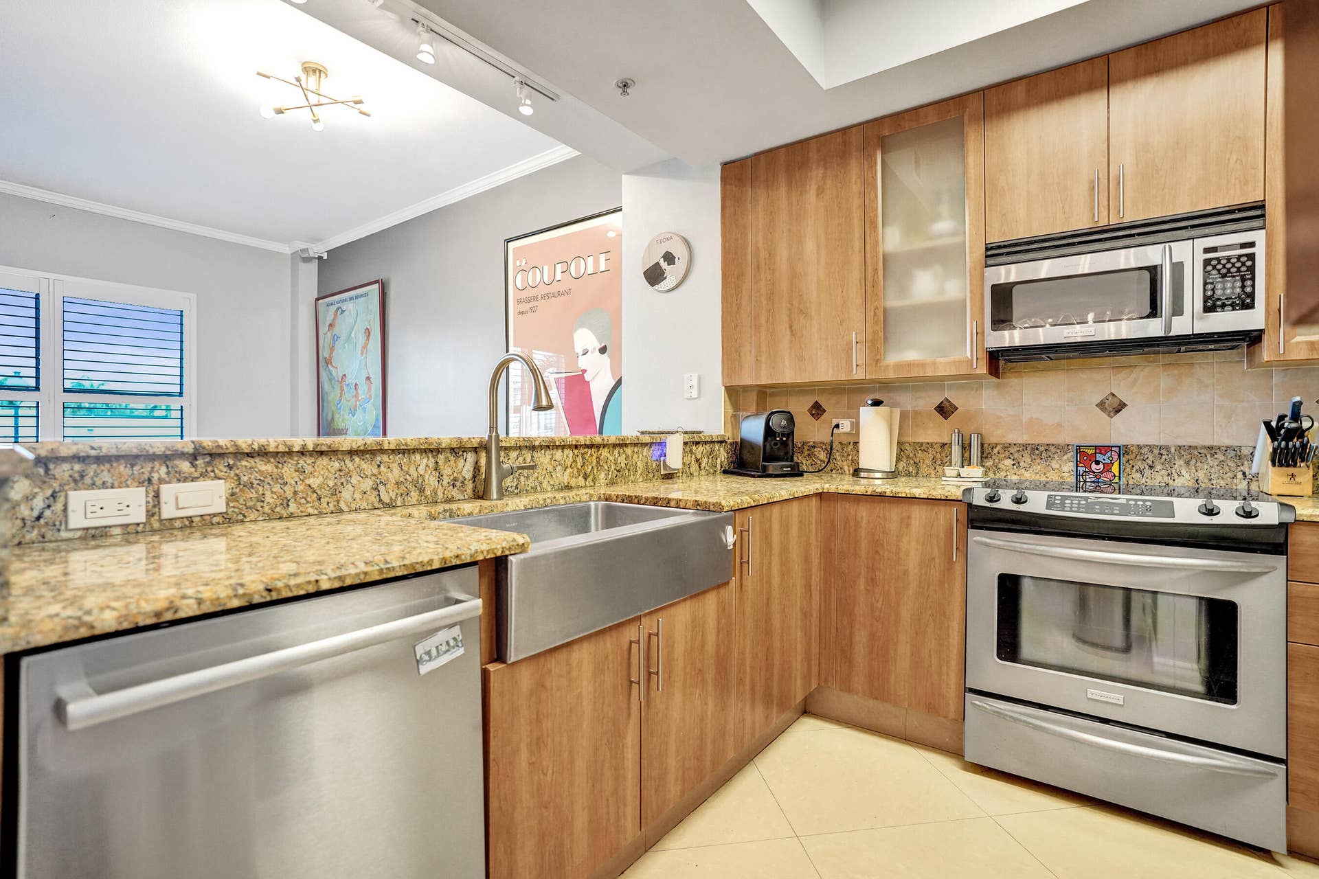 2625 NE 14th Avenue, #114, Wilton Manors, FL 33334 Kitchen
