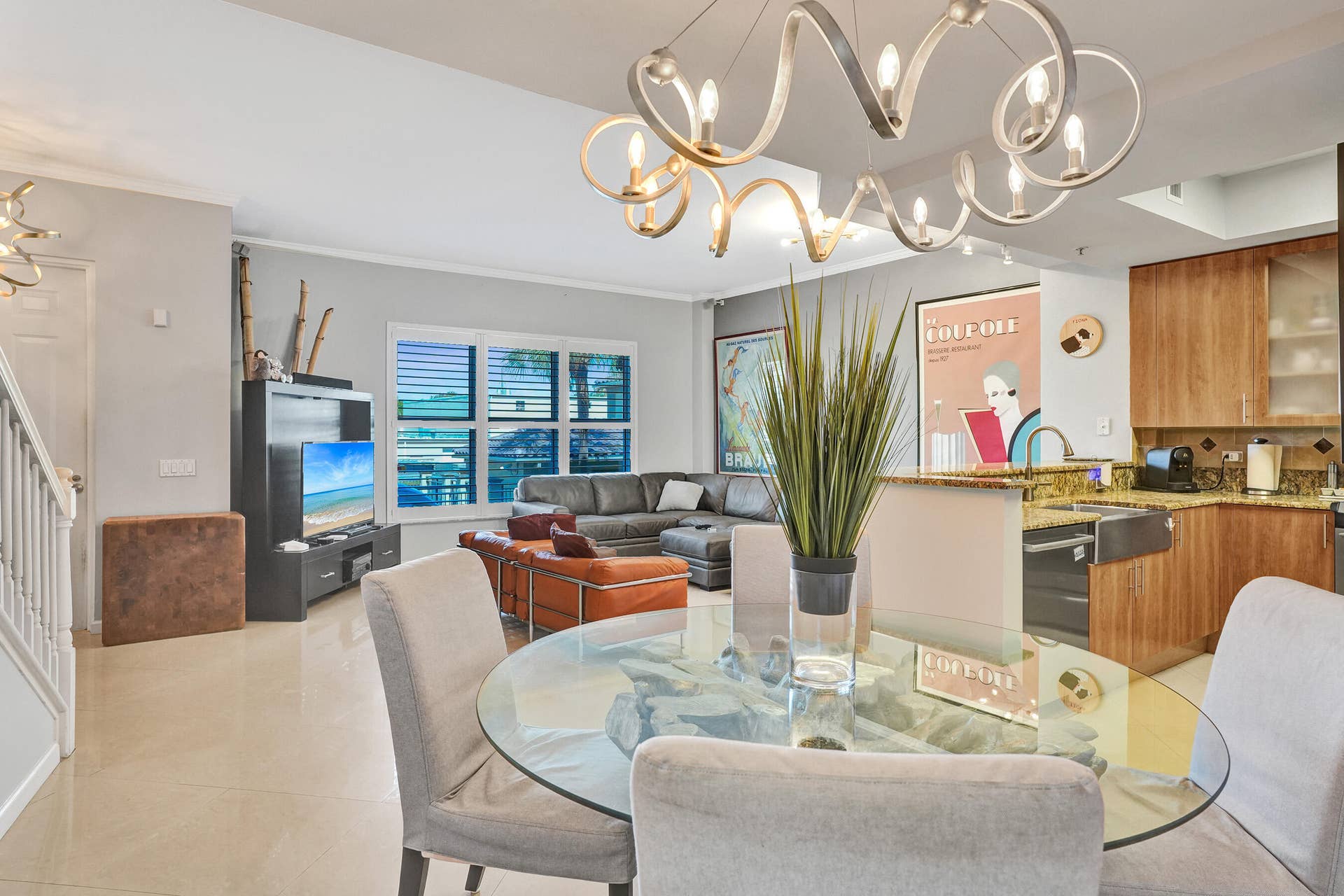2625 NE 14th Avenue, #114, Wilton Manors, FL 33334 Dining