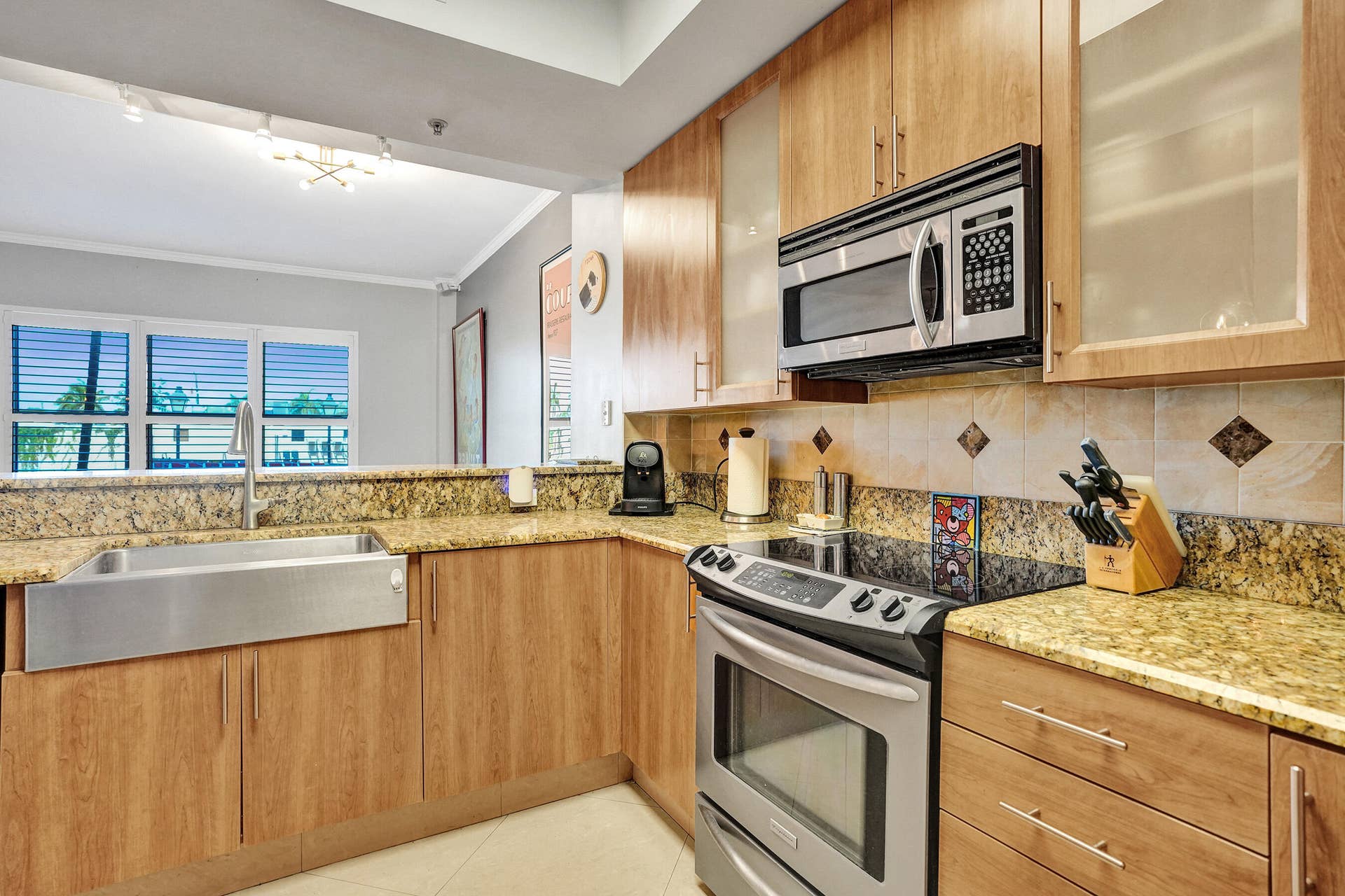 2625 NE 14th Avenue, #114, Wilton Manors, FL 33334 Kitchen