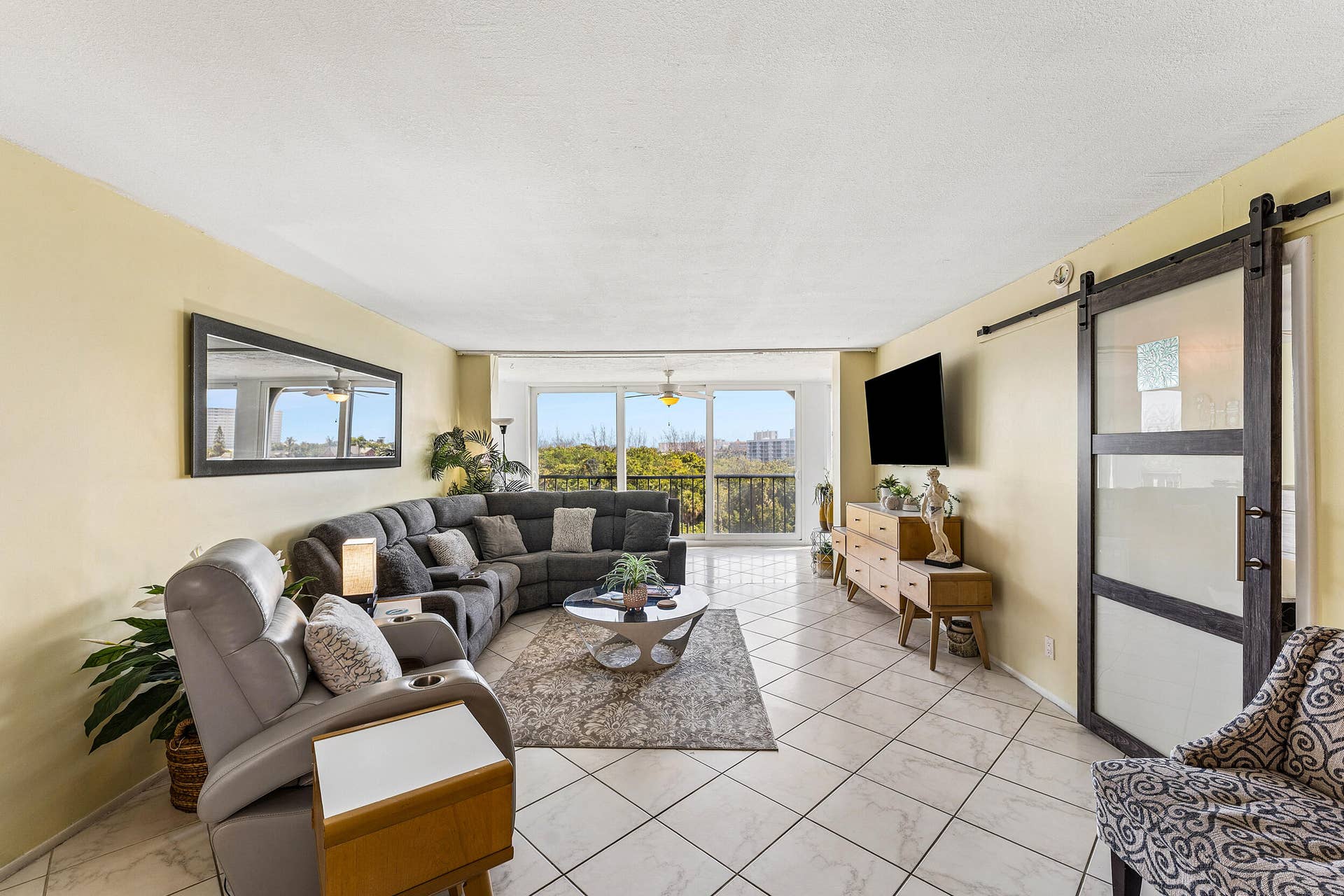 1631 Riverview Road, #505, Deerfield Beach, FL 33441 Living Room