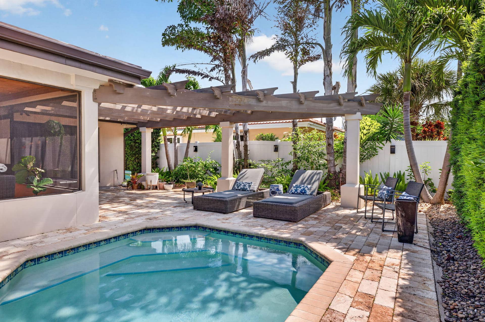 1642 SE 7th Street, Deerfield Beach, FL 33441 1642 SE 7th - Lanai Lounging