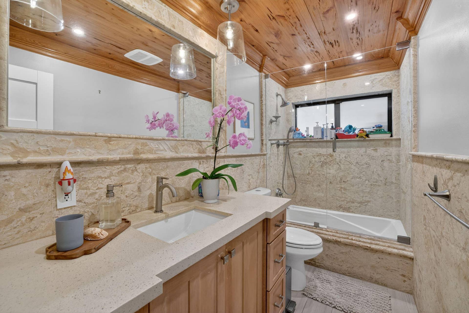 1642 SE 7th Street, Deerfield Beach, FL 33441 1642 SE 7th - Guest Bathroom