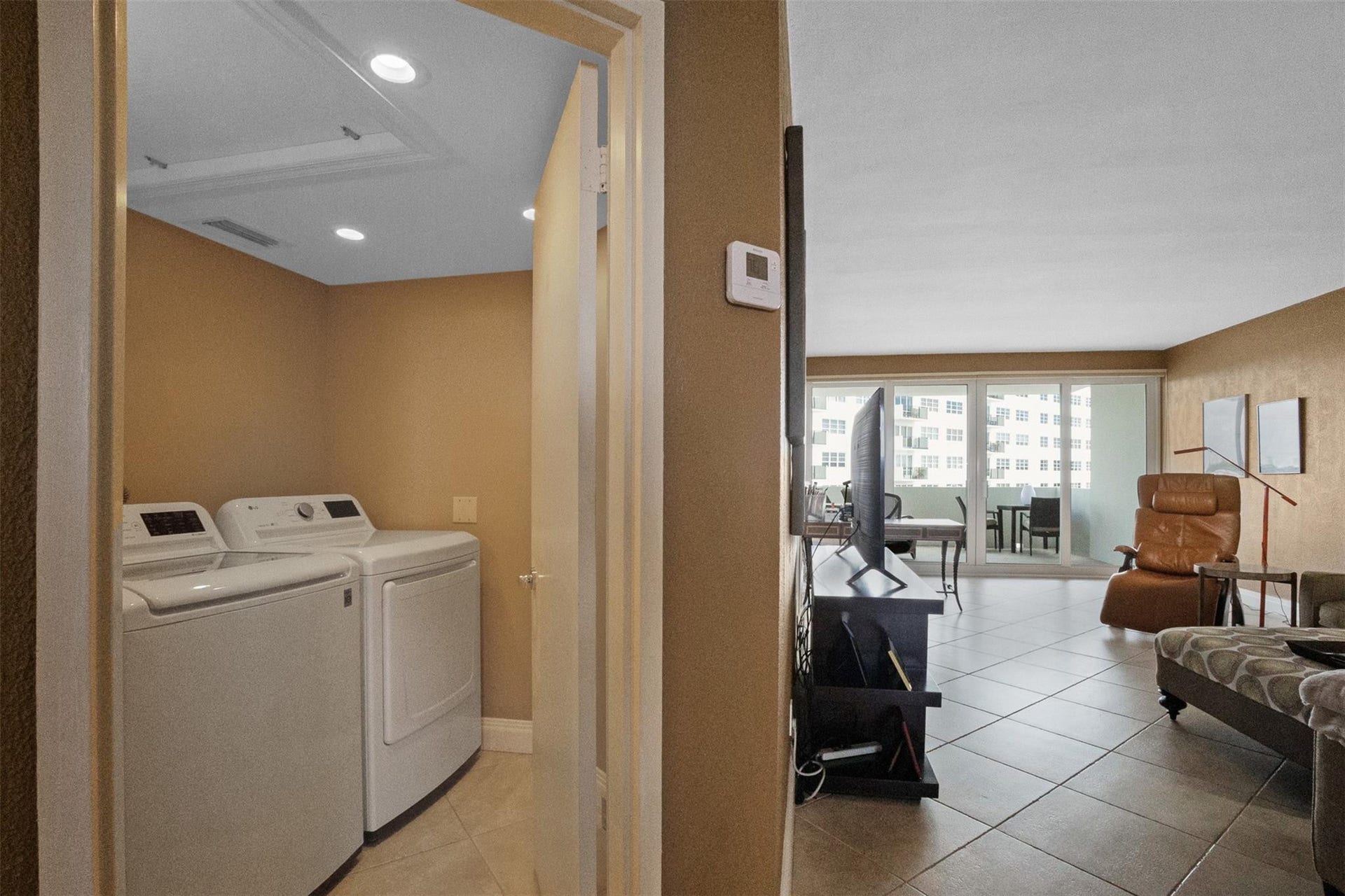 333 Sunset Drive, #503, Fort Lauderdale, FL 33301 Laundry between Foyer and Living Room
