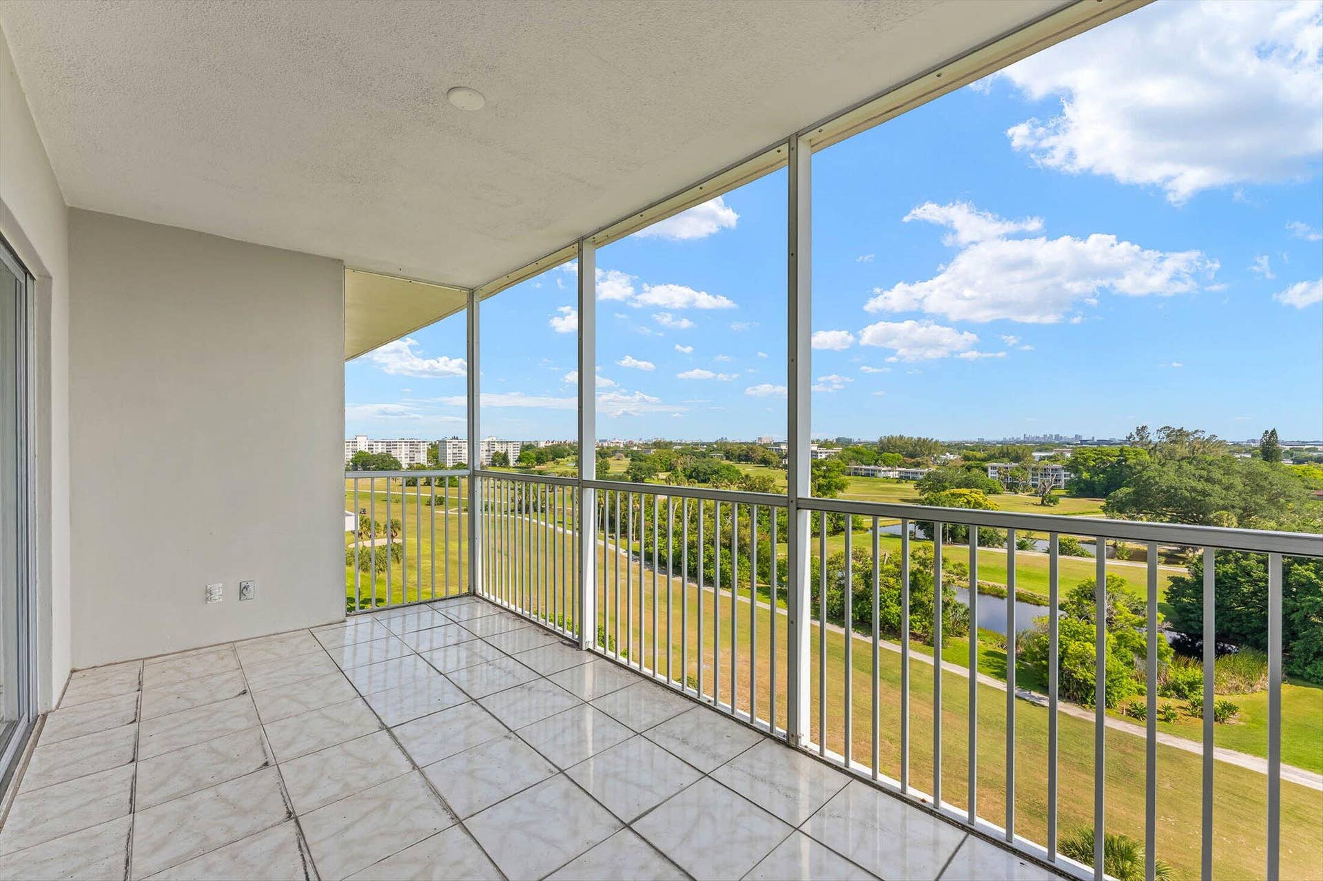 28-3050 N Palm Aire Dr #910, Pompano Bea