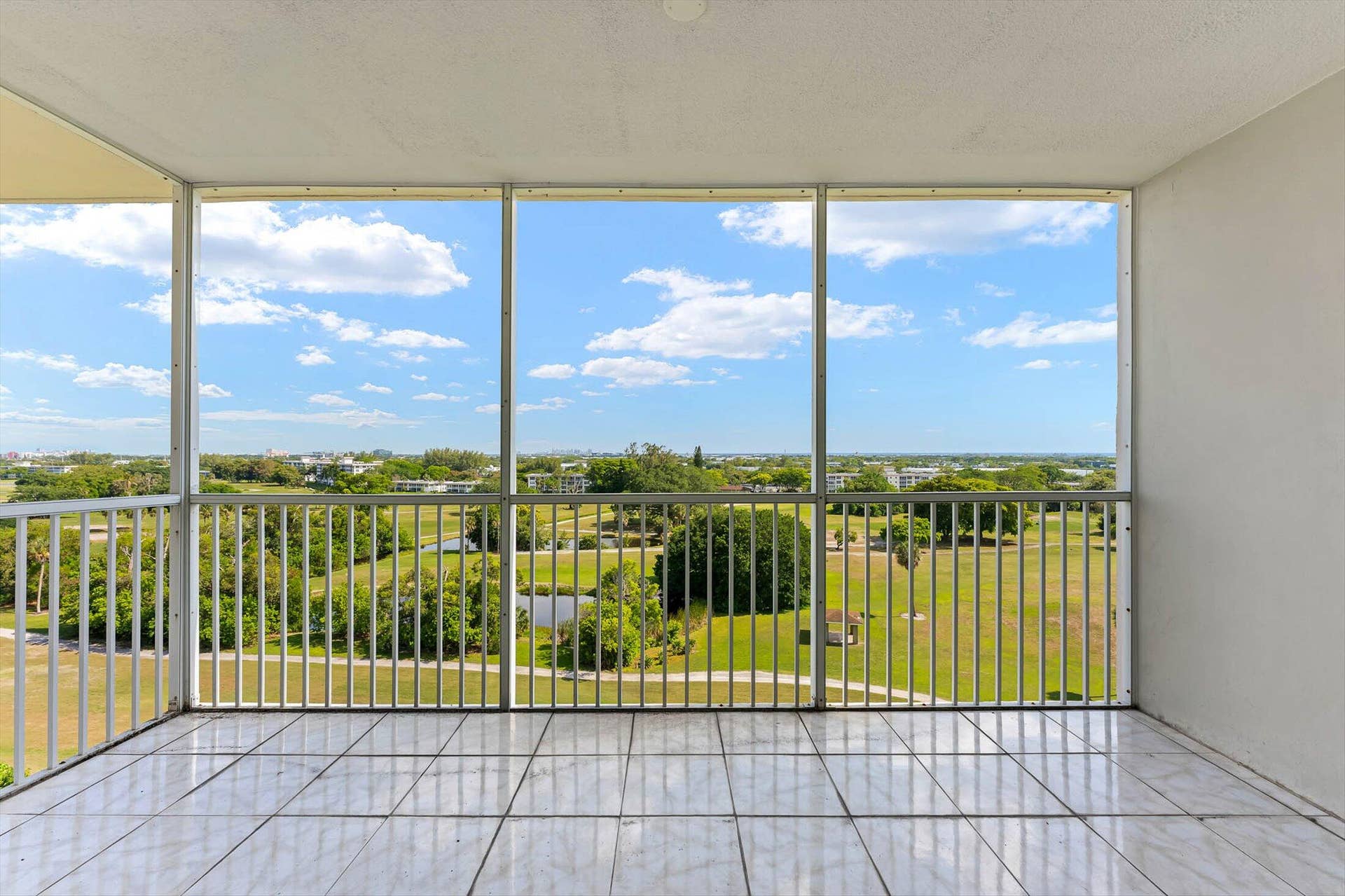 27-3050 N Palm Aire Dr #910, Pompano Bea