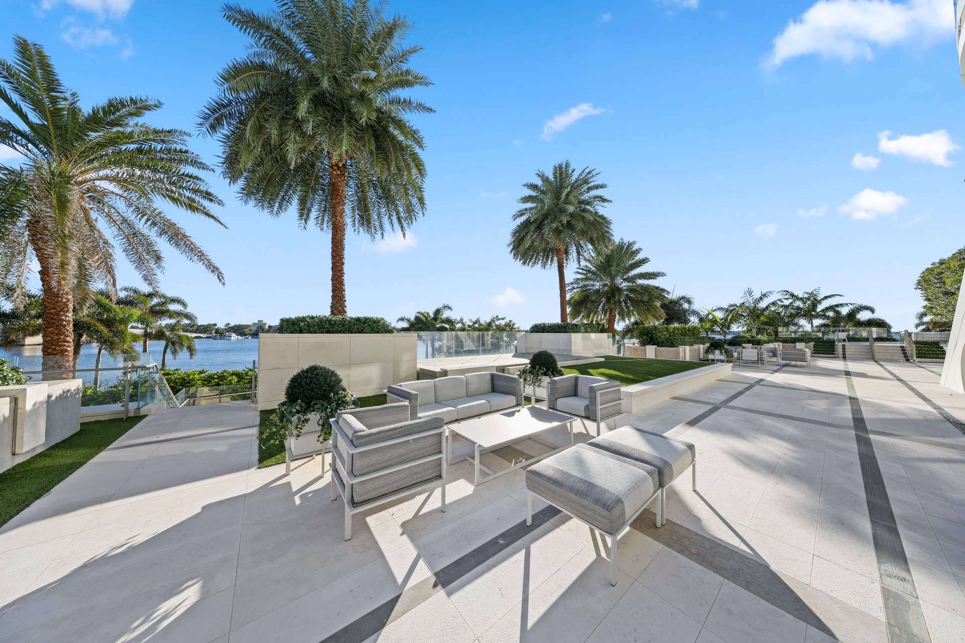 1100 S Flagler Drive, #601, West Palm Beach, FL 33401 The Bristol Outdoor Lounge Area