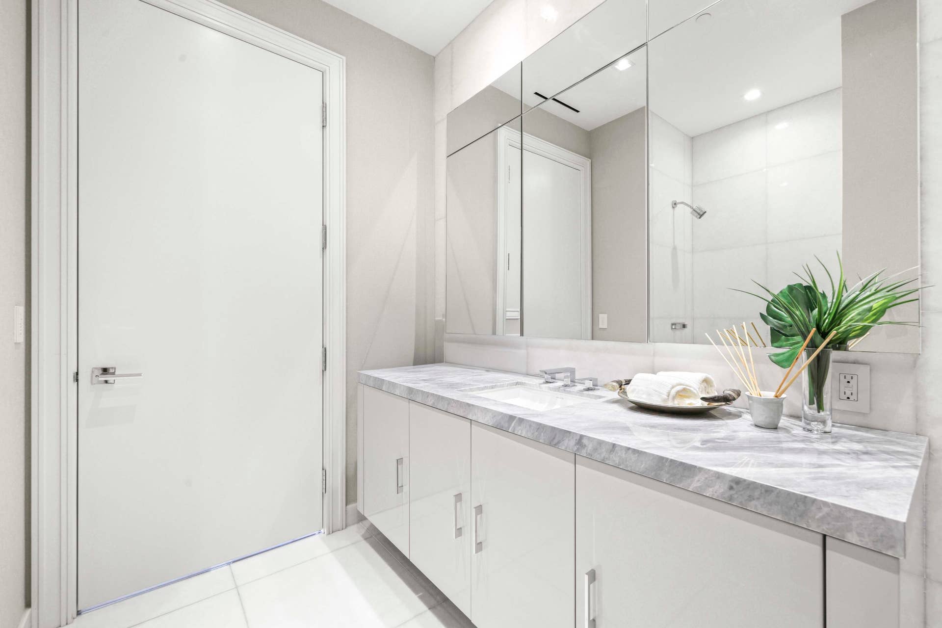 1100 S Flagler Drive, #601, West Palm Beach, FL 33401 Guest Bathroom 1