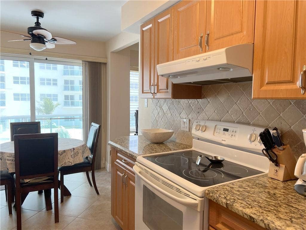 KITCHEN WITH EAT-IN-KITCHEN