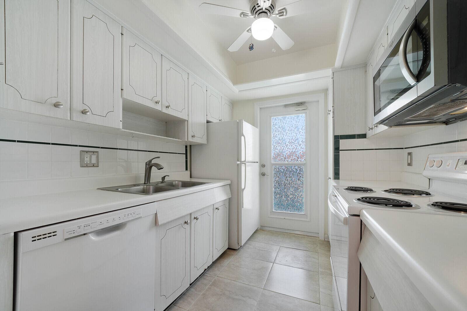 37 Yacht Club Drive, #Unit 202, North Palm Beach, FL 33408 Kitchen