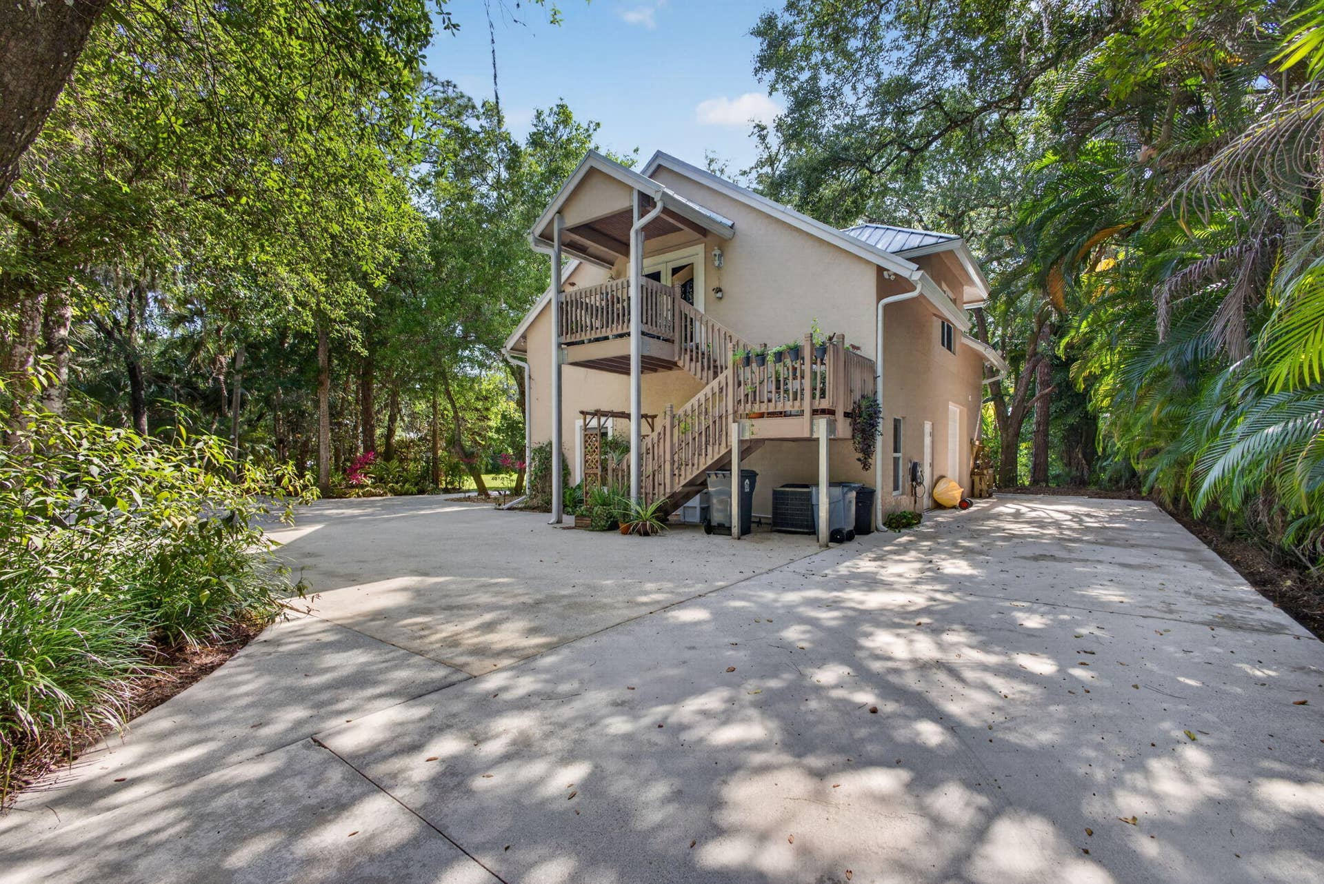 2nd Level Entry to 1 Bed 1 Bath Apartmen