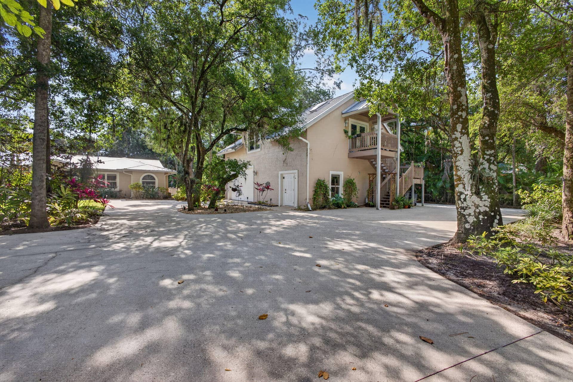 2 + Garage with 1 Bed 1 Bath Apartment