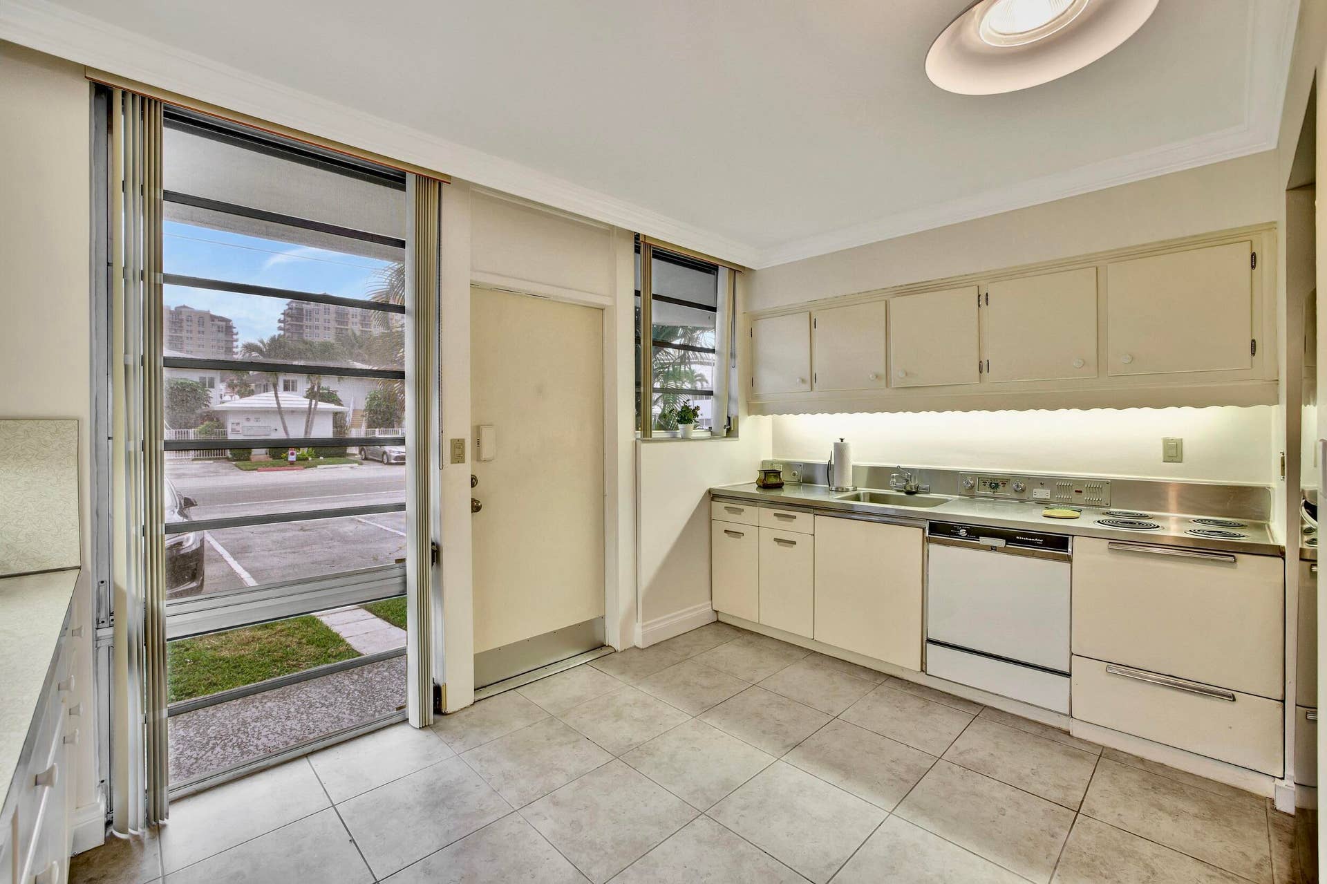 2727 Yacht Club Boulevard, #2a, Fort Lauderdale, FL 33304 Original GE Stainless Steel Kitchen