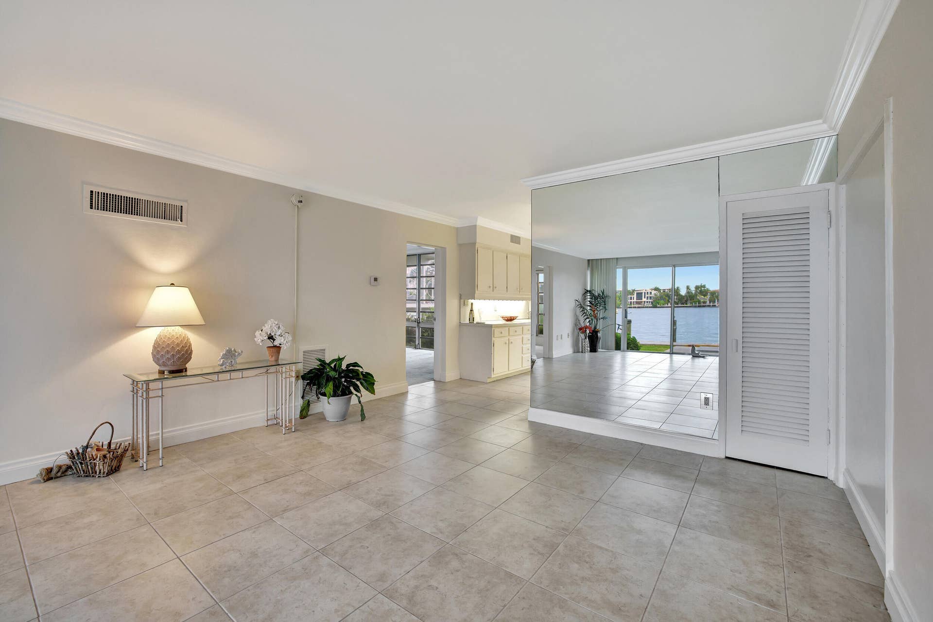 2727 Yacht Club Boulevard, #2a, Fort Lauderdale, FL 33304 Dining Mirror Reflects the View