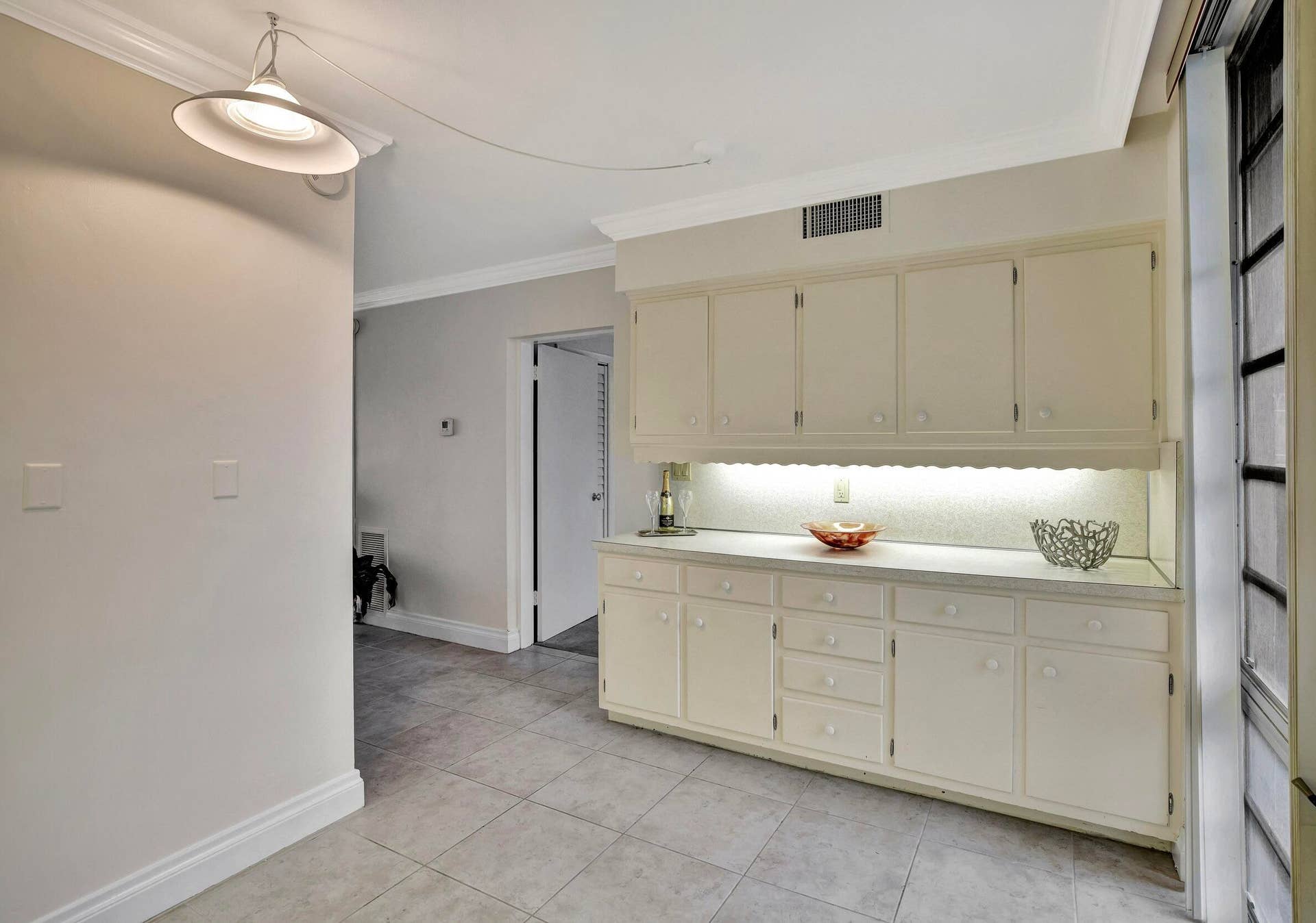 2727 Yacht Club Boulevard, #2a, Fort Lauderdale, FL 33304 Buffet Area in Kitchen