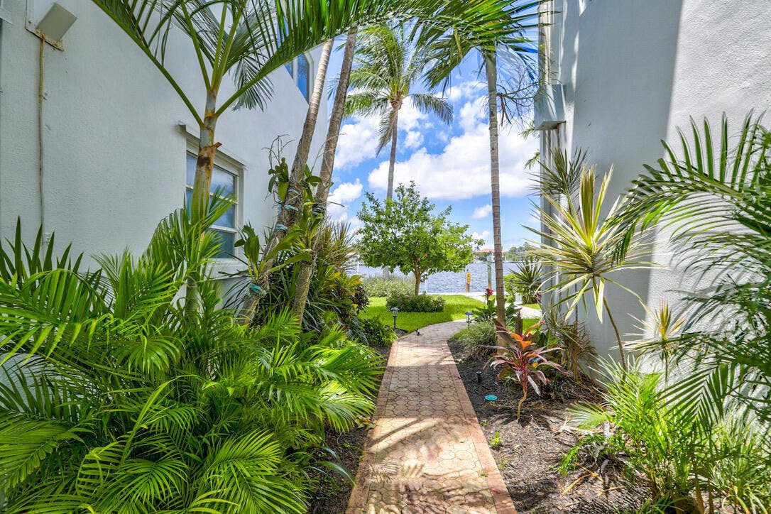 2727 Yacht Club Boulevard, #2a, Fort Lauderdale, FL 33304 Walk-way going to Docks and Pool area