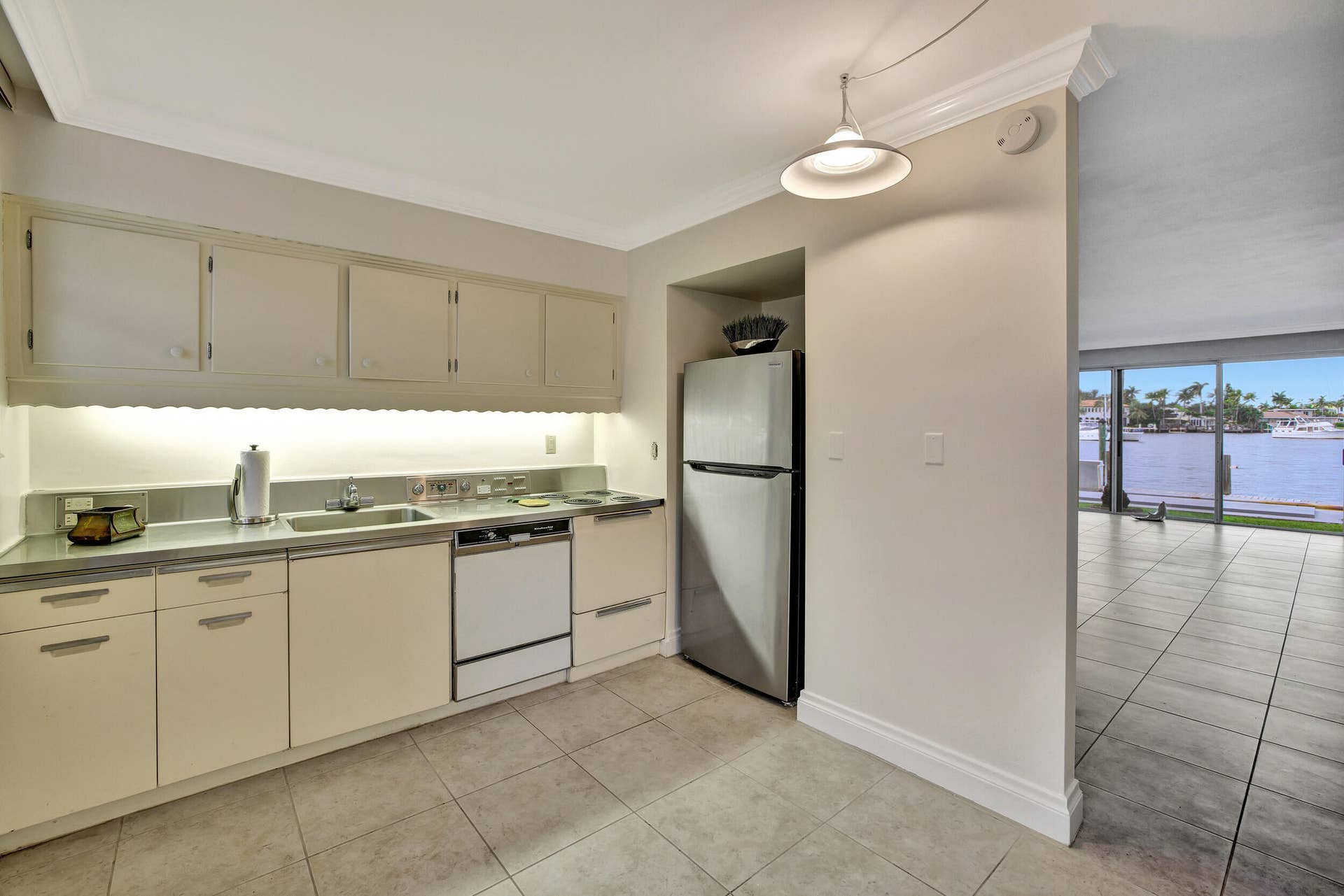 2727 Yacht Club Boulevard, #2a, Fort Lauderdale, FL 33304 Stainless Steel Fridge with Ice Maker