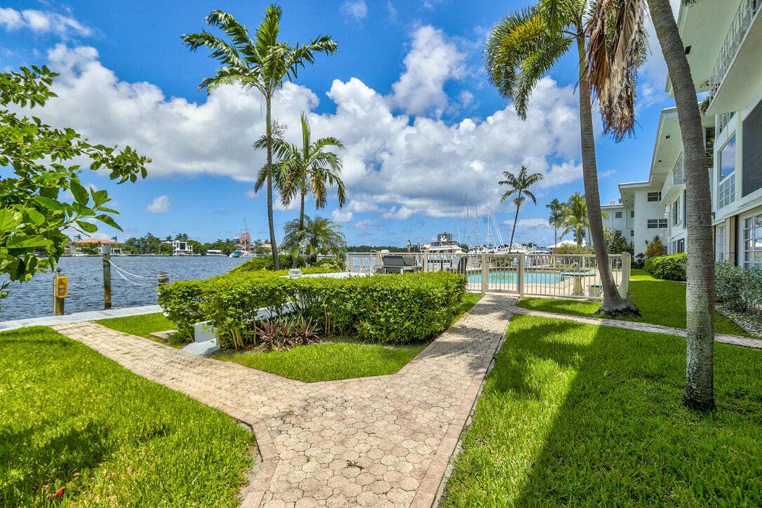 2727 Yacht Club Boulevard, #2a, Fort Lauderdale, FL 33304 Path to pool and Summer Kitchen