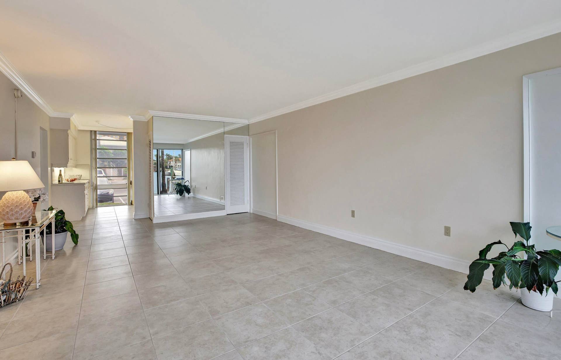 2727 Yacht Club Boulevard, #2a, Fort Lauderdale, FL 33304 Living /Dining Area