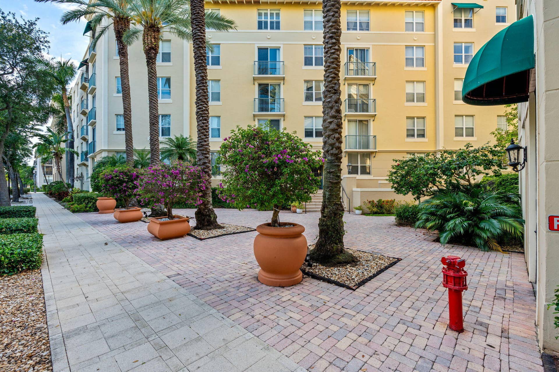 720 S Sapodilla Avenue, #106, West Palm Beach, FL 33401 Courtyard